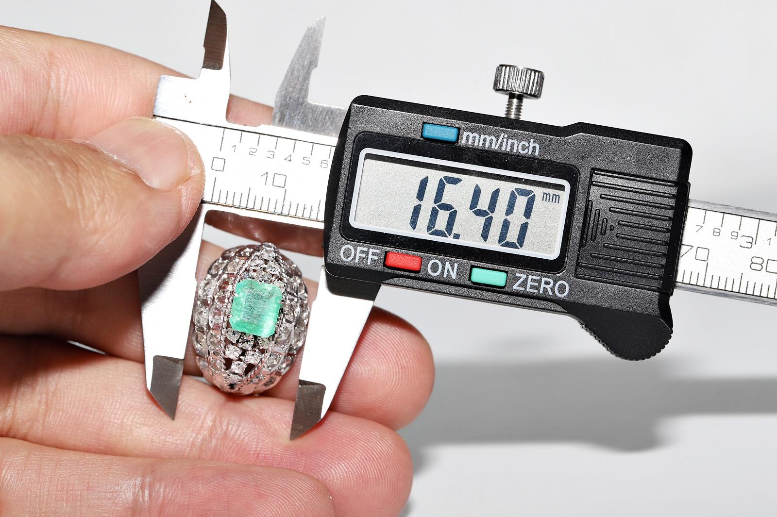 Anello forte decorato con diamanti naturali e smeraldi in oro 12 carati, CIRCA ANNI '70 in vendita 8