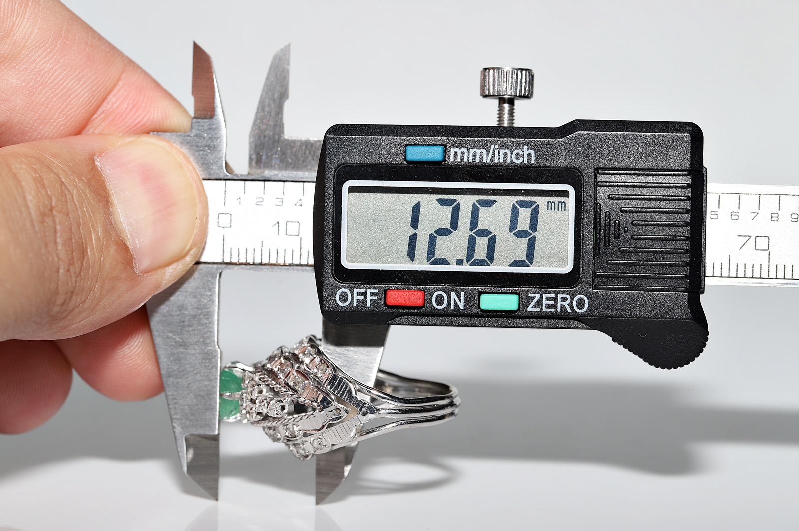 Anello forte decorato con diamanti naturali e smeraldi in oro 12 carati, CIRCA ANNI '70 in vendita 9