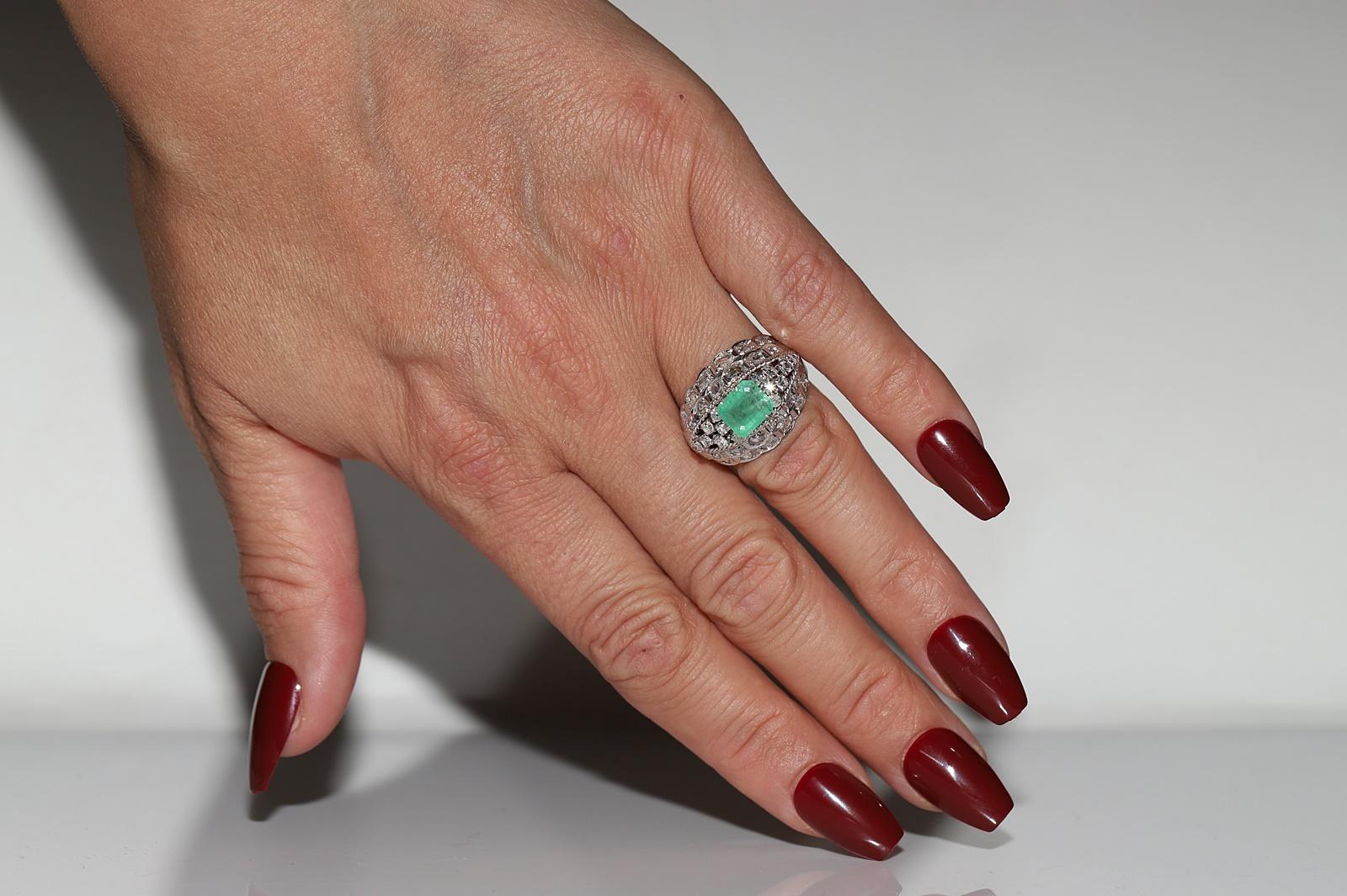 Anello forte decorato con diamanti naturali e smeraldi in oro 12 carati, CIRCA ANNI '70 in vendita 10