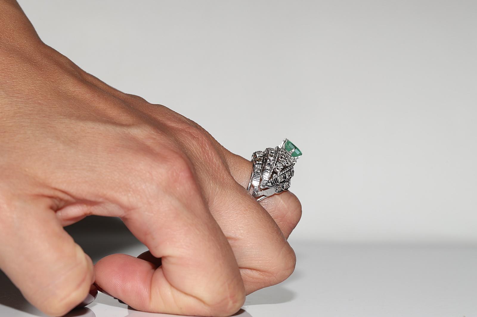 Anello forte decorato con diamanti naturali e smeraldi in oro 12 carati, CIRCA ANNI '70 in vendita 12