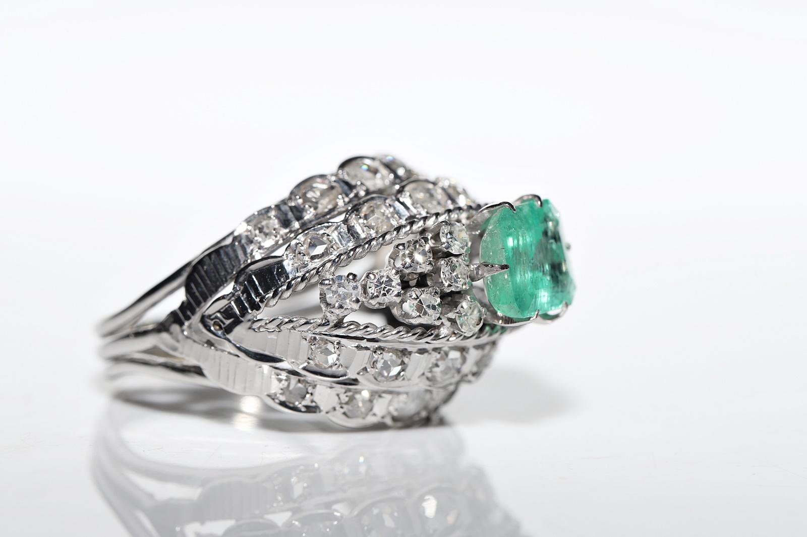 Anello forte decorato con diamanti naturali e smeraldi in oro 12 carati, CIRCA ANNI '70 in vendita 1