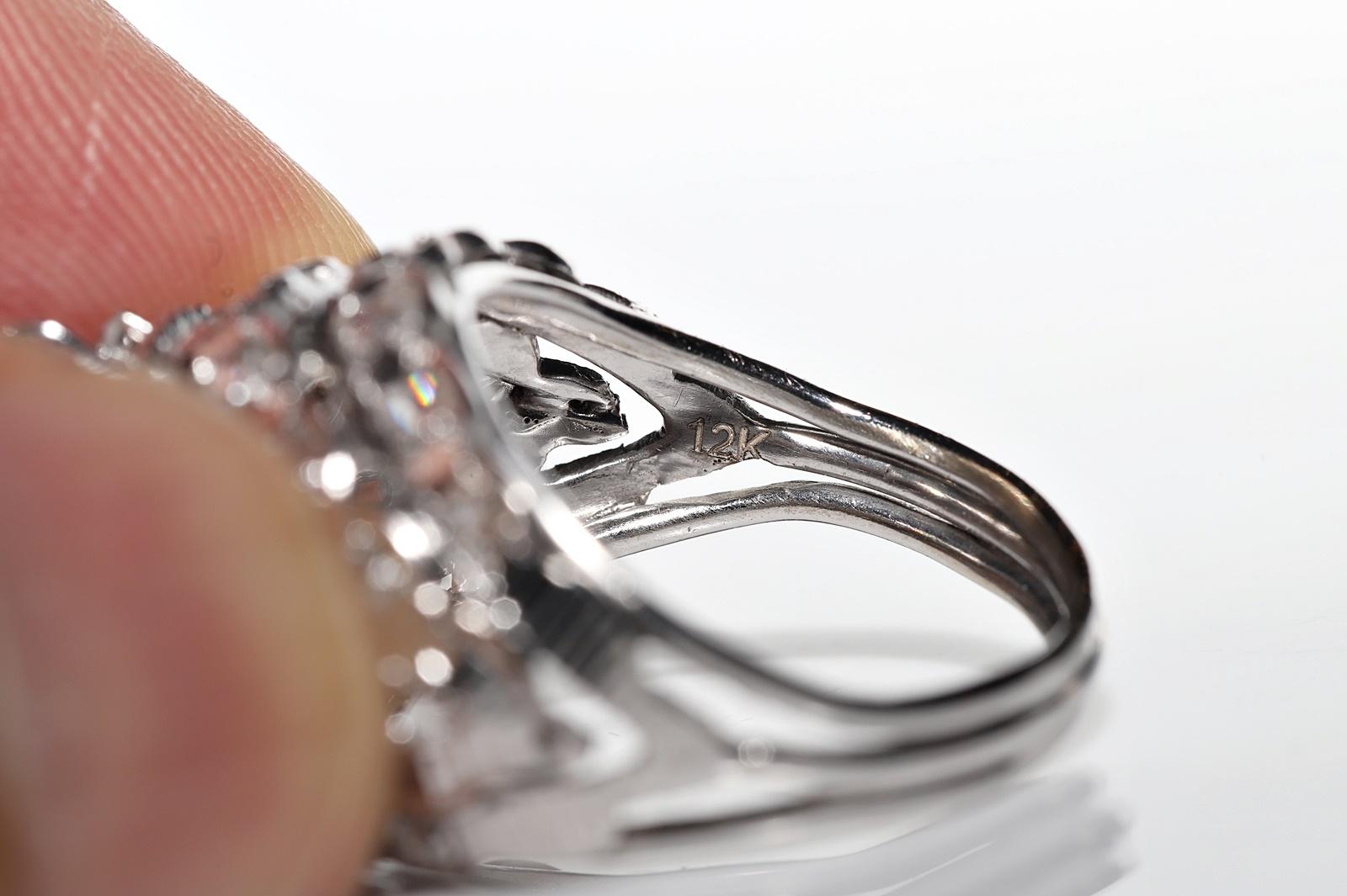 Anello forte decorato con diamanti naturali e smeraldi in oro 12 carati, CIRCA ANNI '70 in vendita 3