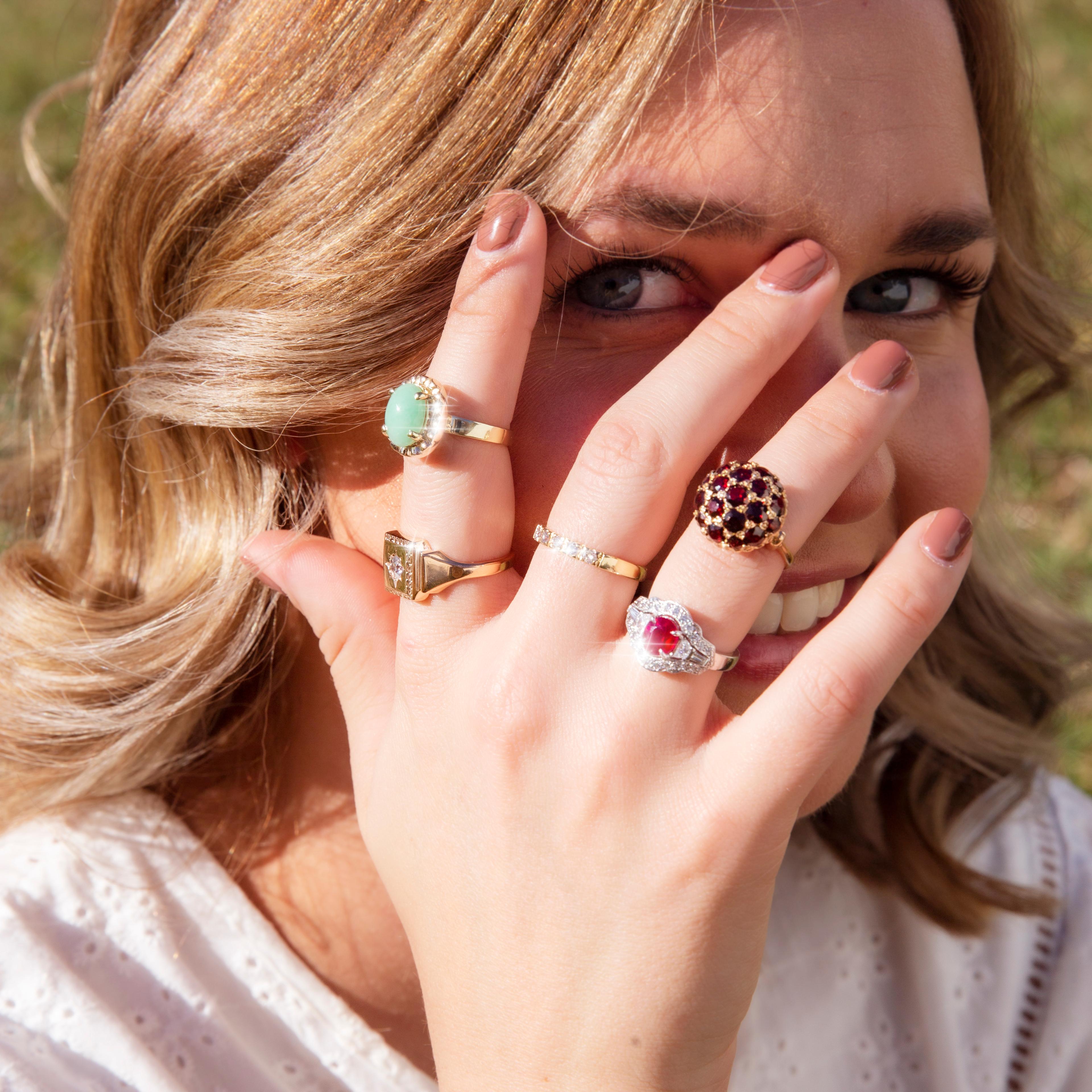 Bague vintage en or jaune 14 carats avec jade vert clair en cabochon, c. 1970 en vente 5