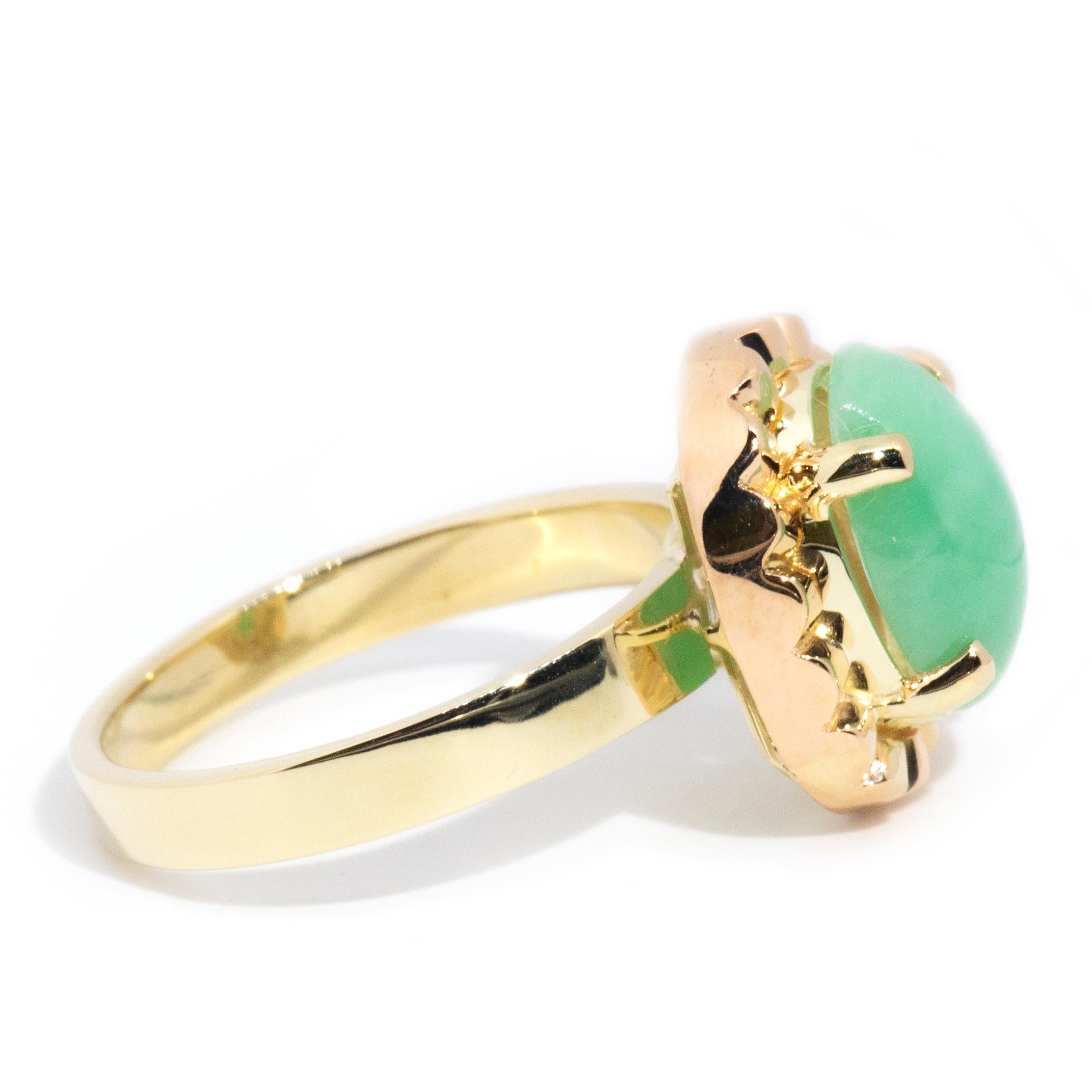 Vintage circa 1970s 14 Carat Yellow Gold Light Green Cabochon Cut Jade Ring In Good Condition For Sale In Hamilton, AU