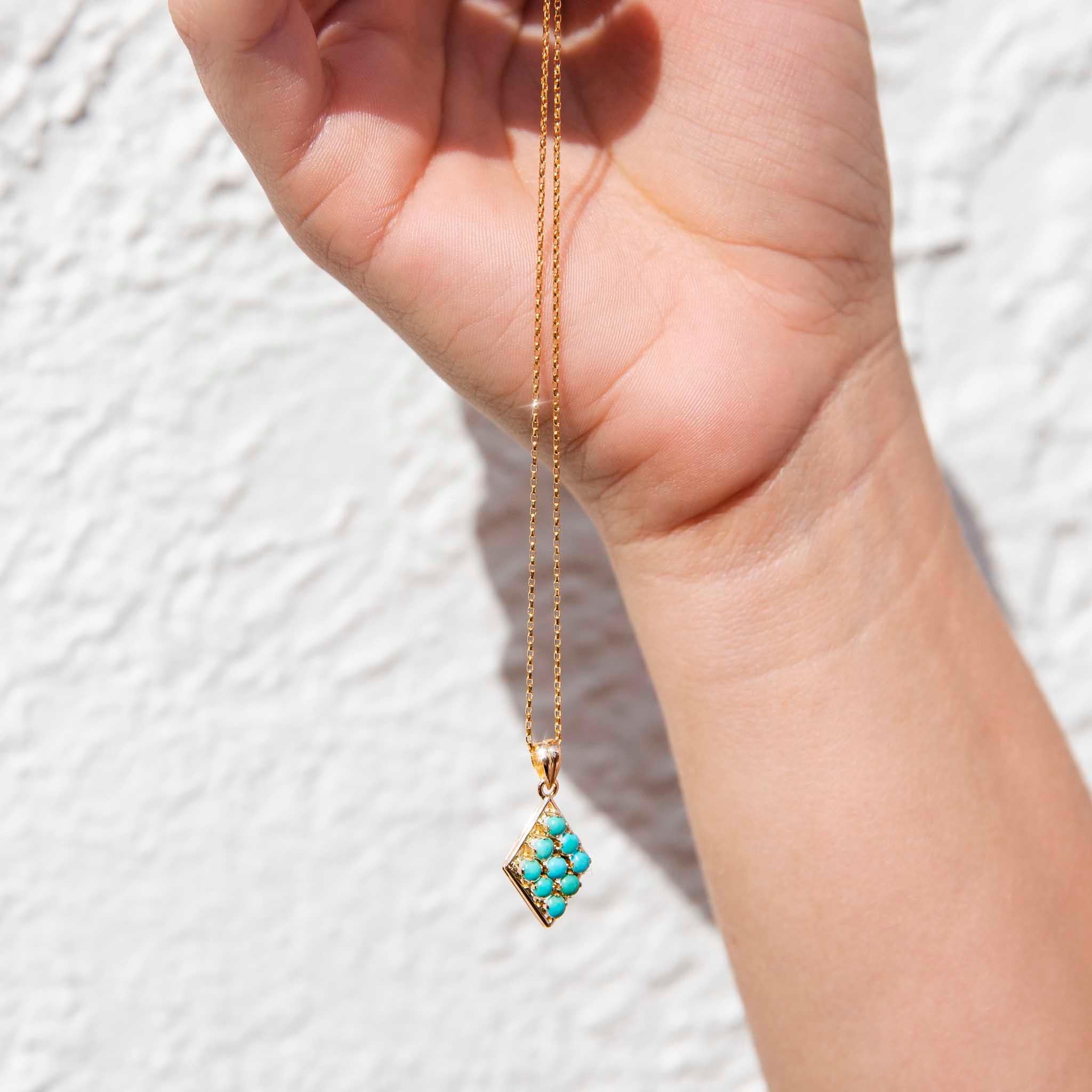 Vintage Circa 1970s 14 Carat Yellow Gold Turquoise Bead Pendant and Chain In Good Condition For Sale In Hamilton, AU