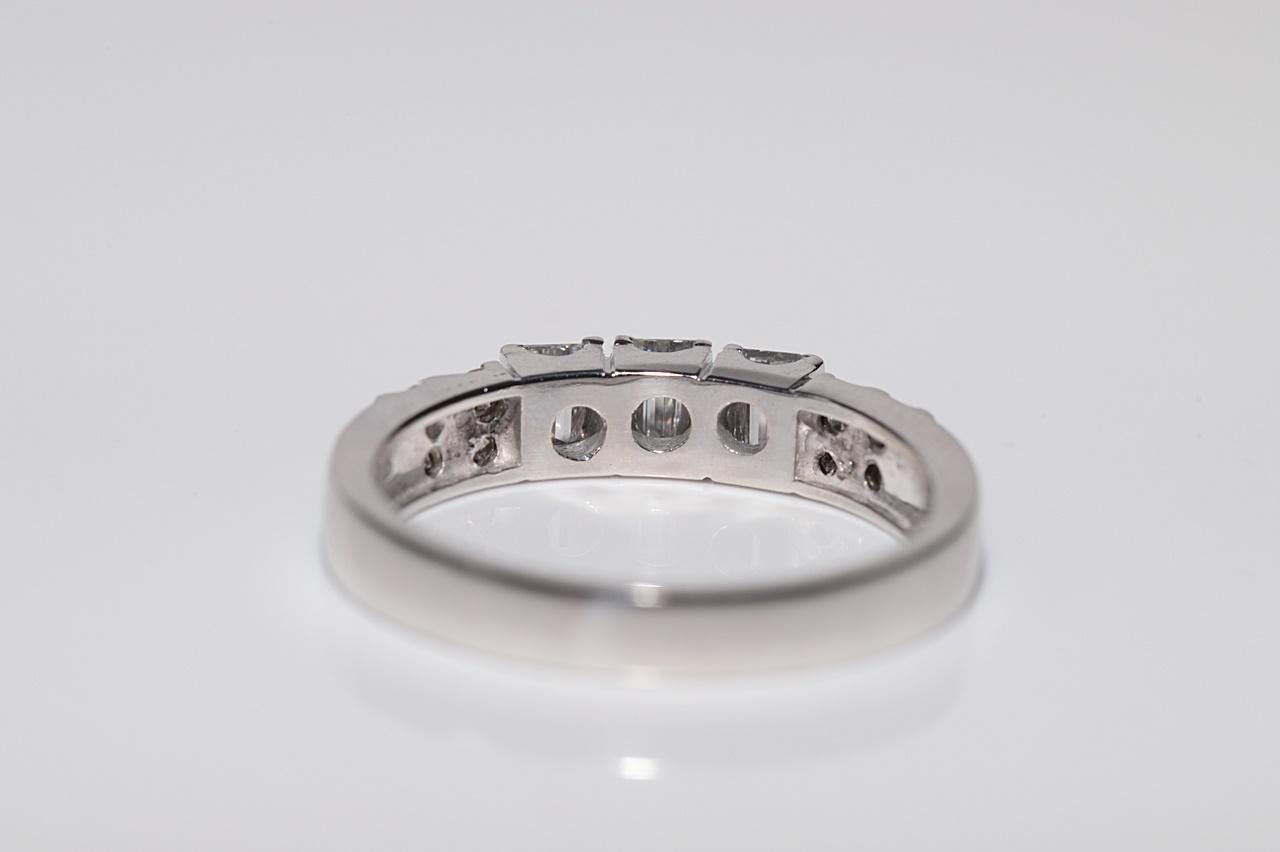 Vintage Circa 1970er Jahre 14k Gold Natürlicher Baguette-Schliff Diamant Dekorierter Ring im Angebot 6