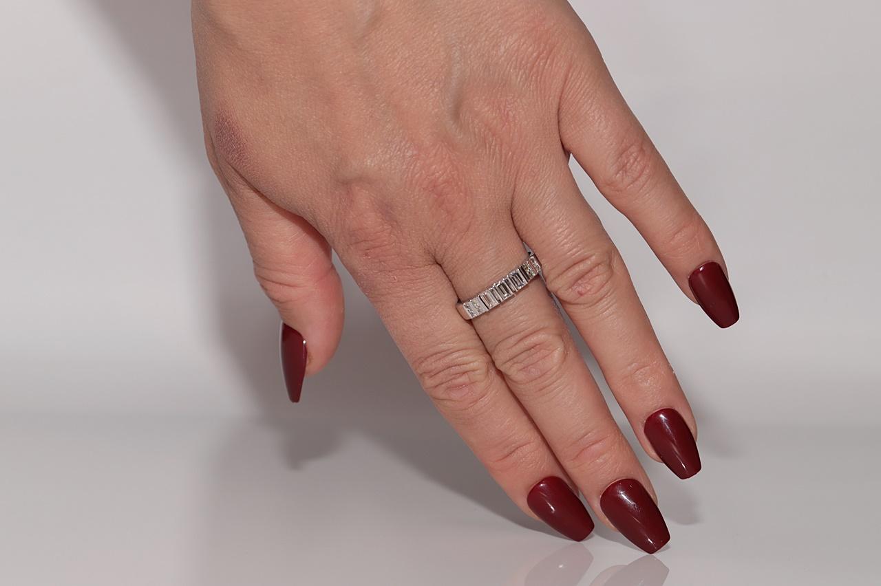 In sehr gutem Zustand.
Das Gesamtgewicht beträgt 5.2 Gramm.
Insgesamt ist Diamant 0,80 ct.
Der Diamant hat die Farbe F-G-H-I und die Reinheit s1-s2.
Ringgröße ist US 9
Wir können jede Größe herstellen.
Die Schachtel ist nicht enthalten.
Bitte