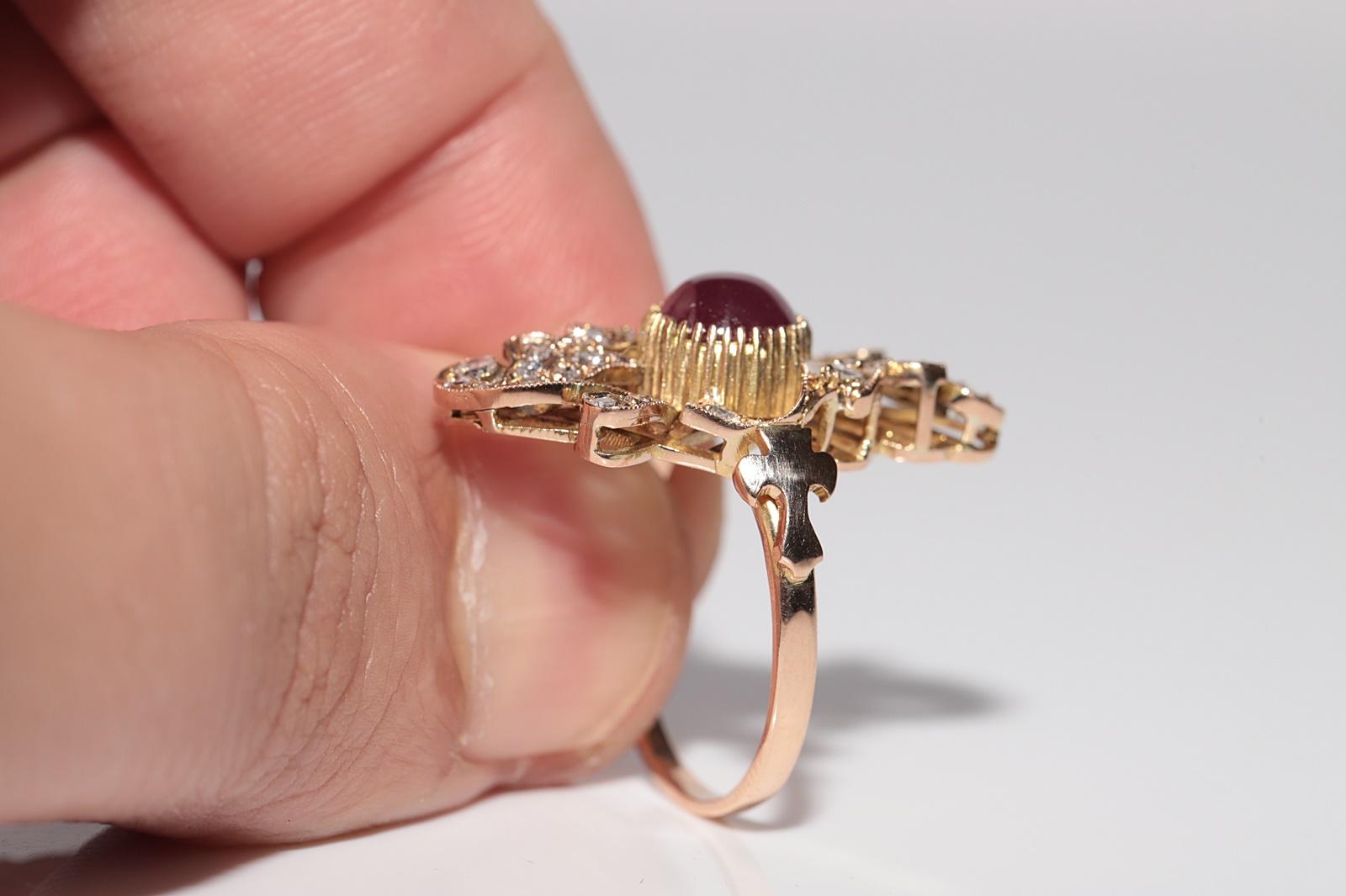 Vintage Circa 1970s 14k Gold Natural Diamond And Cabochon Ruby Flowers Ring In Good Condition For Sale In Fatih/İstanbul, 34