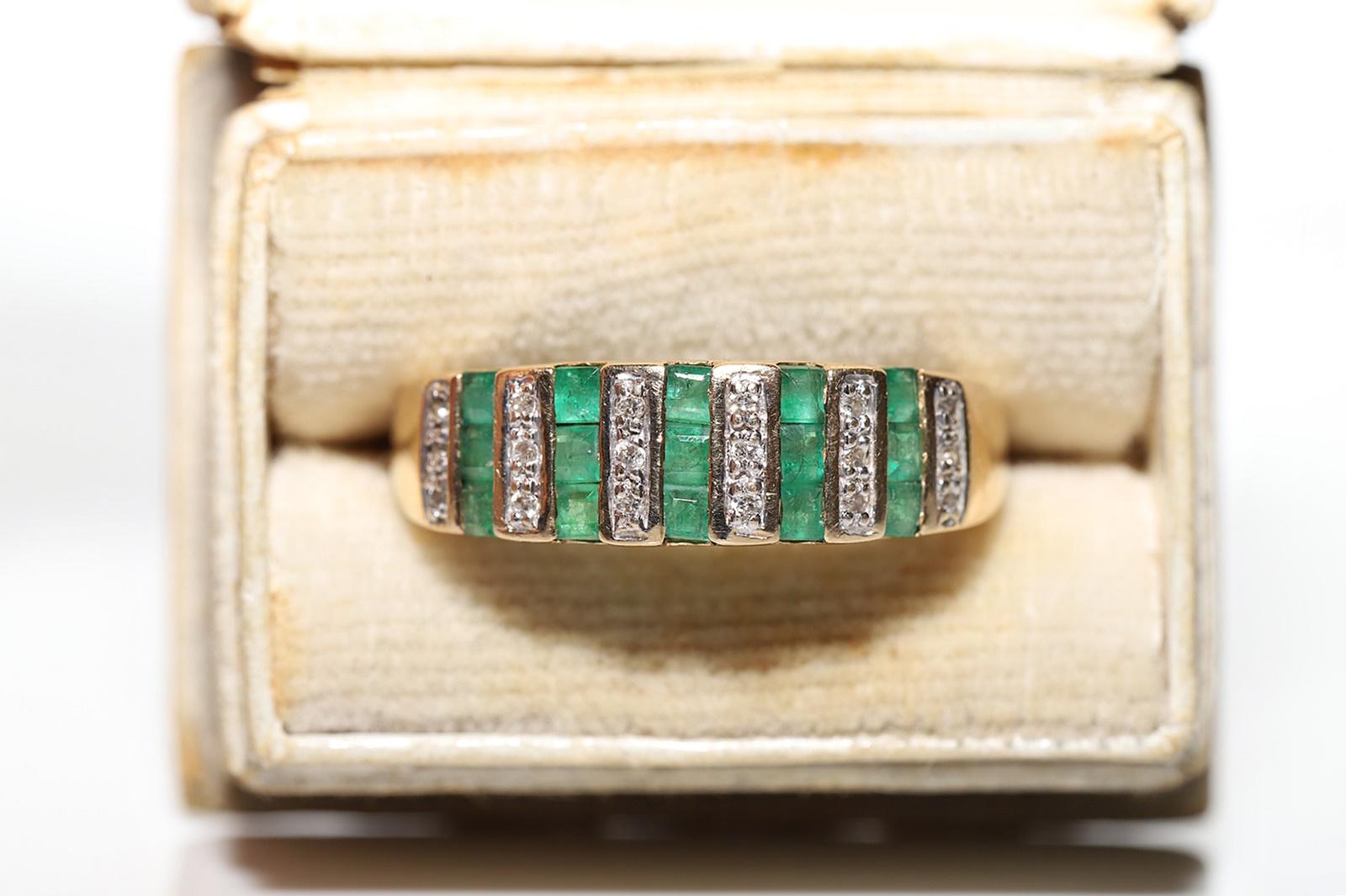 Vintage Circa 1970er Jahre 14k Gold Natürlicher Diamant und Kaliber Smaragd Ring (Brillantschliff) im Angebot
