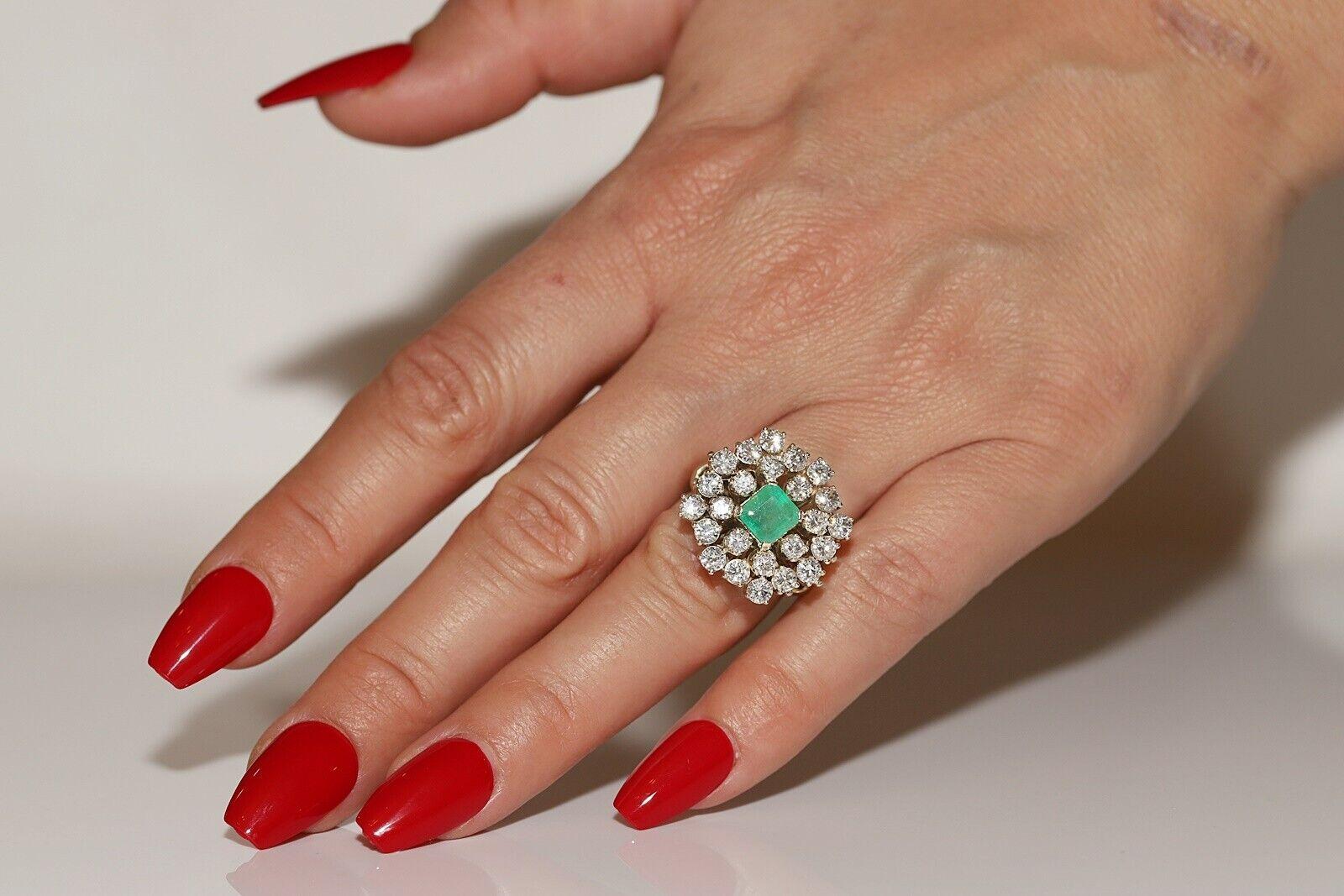 Vintage Circa 1970er Jahre 14k Gold Natürlicher Diamant und Smaragd Dekorierter Ring im Angebot 2