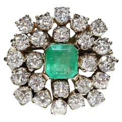 Vintage Circa 1970er Jahre 14k Gold Natürlicher Diamant und Smaragd Dekorierter Ring