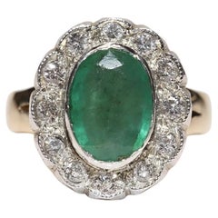 Vintage Circa 1970er Jahre 14k Gold Natürlicher Diamant und Smaragd Dekorierter Ring 