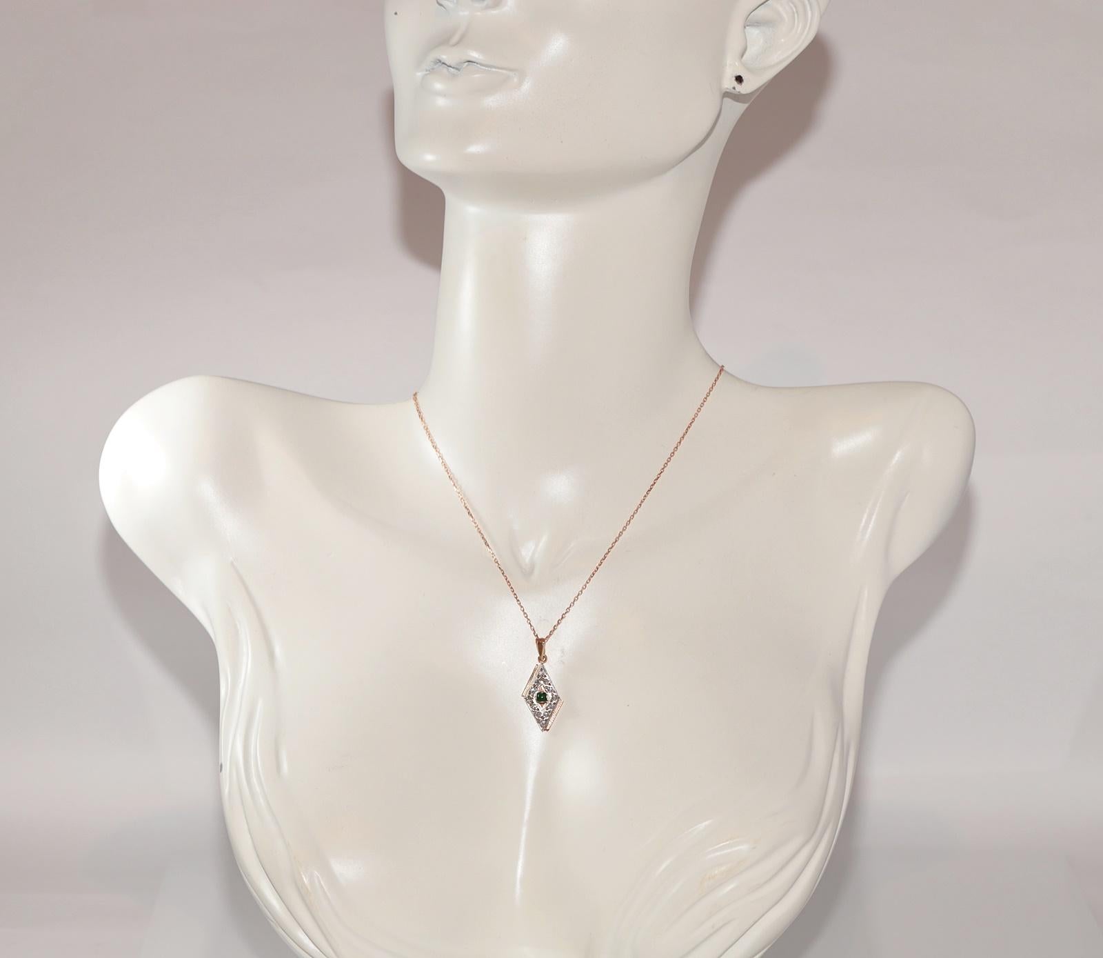 In ottime condizioni.
Il peso totale è di 3.5 grammi.
Totalmente è un diamante da 0,27 carati.
Il diamante ha colore H e purezza vvs-vs.
Totalmente è smeraldo da 0,13 ct.
La lunghezza totale della catena è di 45 cm.
Per qualsiasi domanda, contattaci.