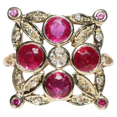 Anillo de cóctel vintage circa años 70 de oro de 14k decorado con diamantes naturales y rubíes