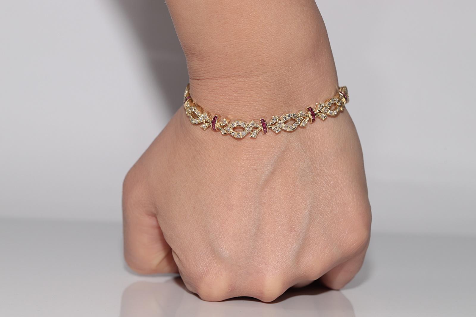 Vintage Circa 1970er Jahre 14k Gold natürlicher Diamant und Rubin verziertes hübsches Armband (Retro) im Angebot