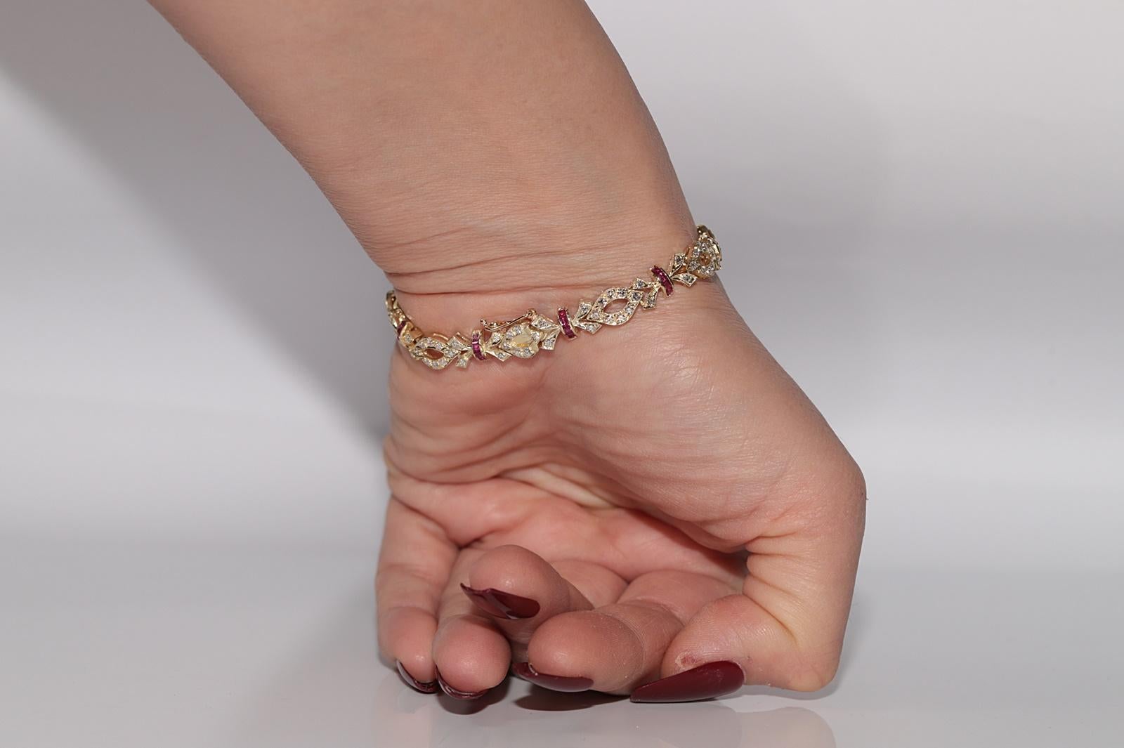 Vintage Circa 1970er Jahre 14k Gold natürlicher Diamant und Rubin verziertes hübsches Armband Damen im Angebot