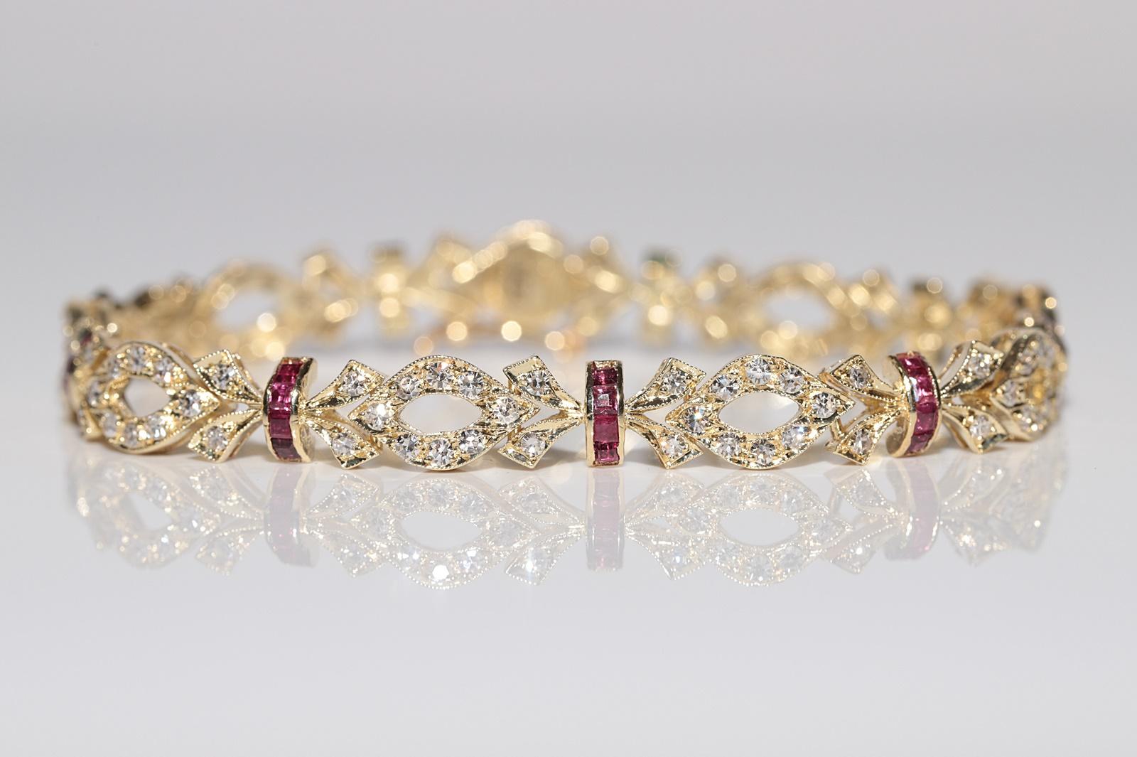 Vintage Circa 1970er Jahre 14k Gold natürlicher Diamant und Rubin verziertes hübsches Armband im Angebot 3