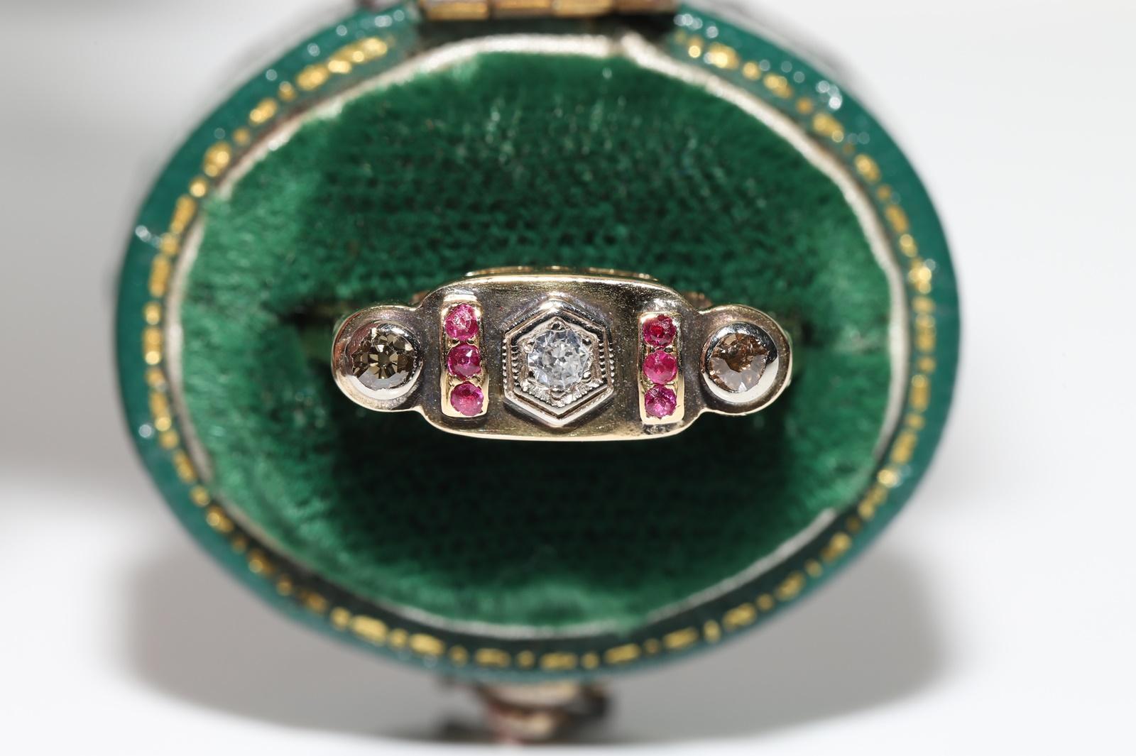 In ottime condizioni.
Il peso totale è di 3,9 grammi.
Totalmente è un diamante da 0,15 ct.
Il diamante centrale ha colore e purezza H.
Il doppio diamante laterale ha un colore marrone e una purezza pari a zero.
Totalmente è un rubino da 0,08