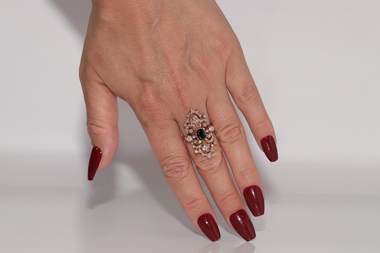 En très bon état.
Le poids total est de 7 grammes.
Totalement est un diamant de 0,70 ct.
Le diamant est de couleur H et de pureté vs-s1-s2.
Totalement saphir 1,20 ct.
La taille de la bague est de 7 US
Nous pouvons fabriquer n'importe quelle
