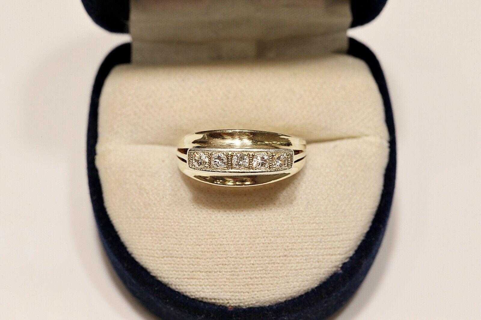 In ottime condizioni.
Peso totale 4,5 grammi.
In totale circa 0,20 ct di diamante.
Il diamante ha una purezza vs e un colore G.
La misura dell'anello è US 6.5
Possiamo realizzare qualsiasi dimensione.
La scatola non è inclusa.
Per qualsiasi domanda,