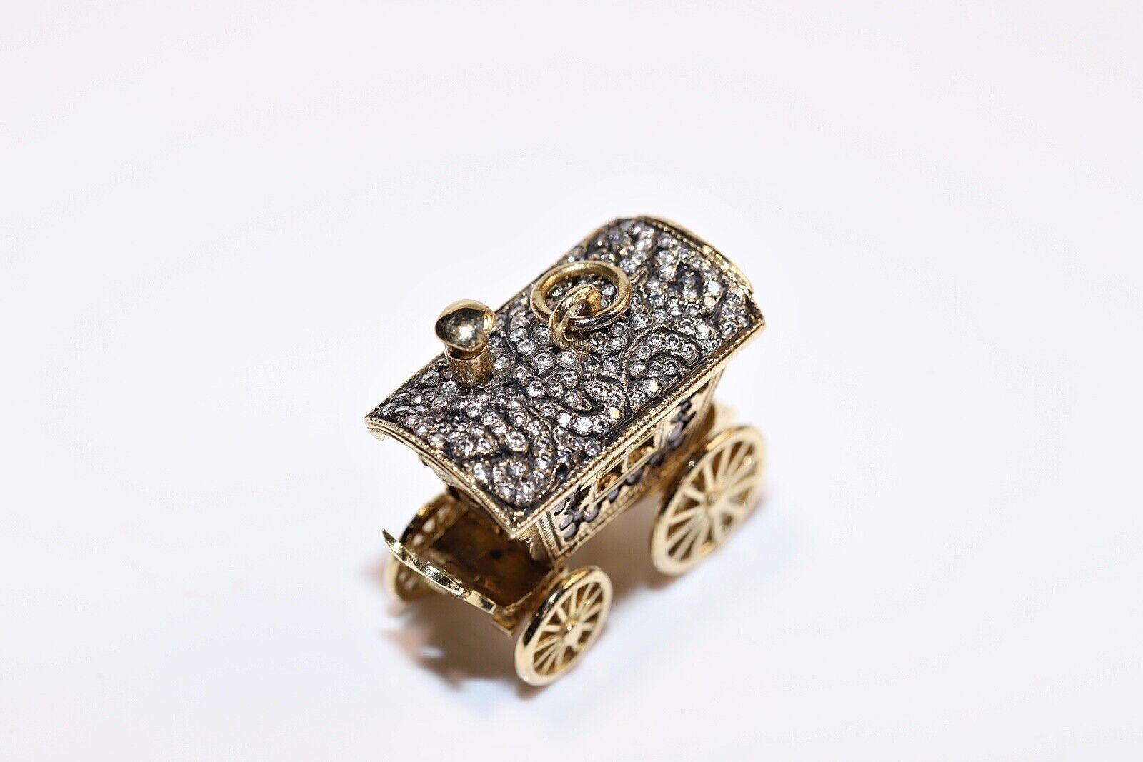 Vintage Circa 1970er Jahre 14k Gold Natürlicher Diamant Dekorierter Auto-Anhänger (Retro) im Angebot