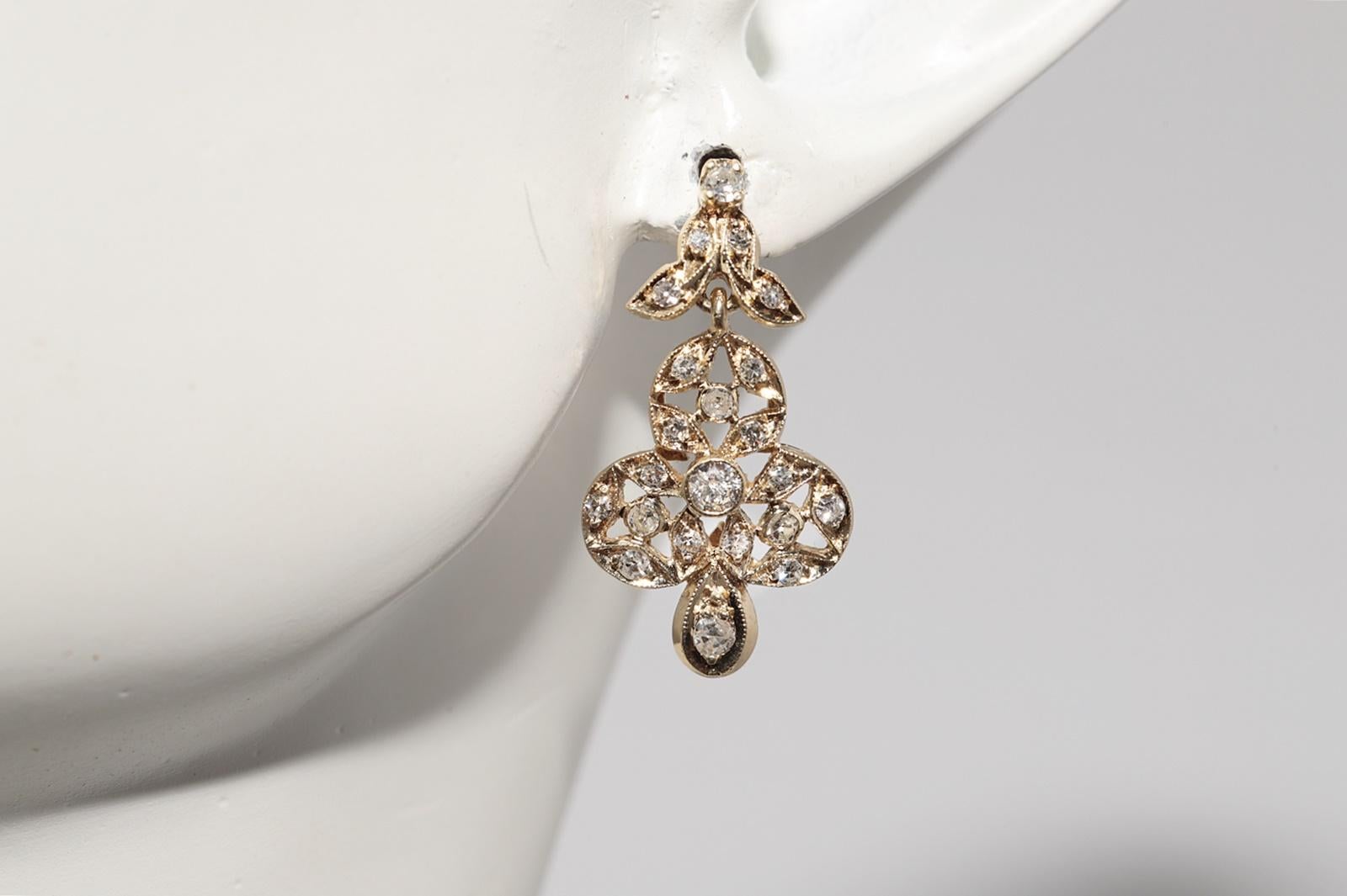Vintage Circa 1970er Jahre 14k Gold Natürlicher Diamant Dekorierter Tropfenohrring im Angebot 7