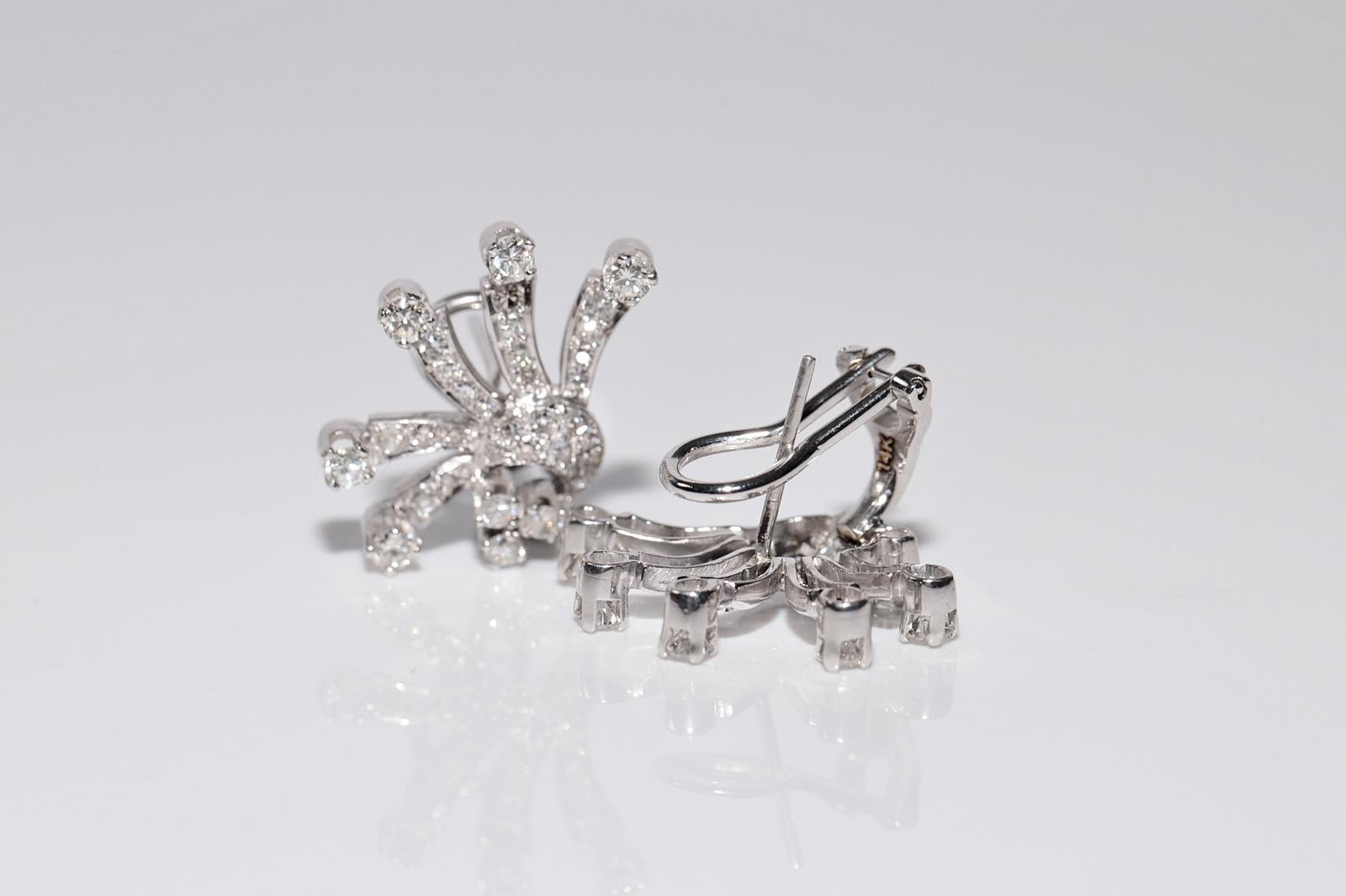 Vintage Circa 1970er Jahre 14k Gold Natürlicher Diamant-Ohrring mit verzierten Blumen im Vintage-Stil (Brillantschliff) im Angebot