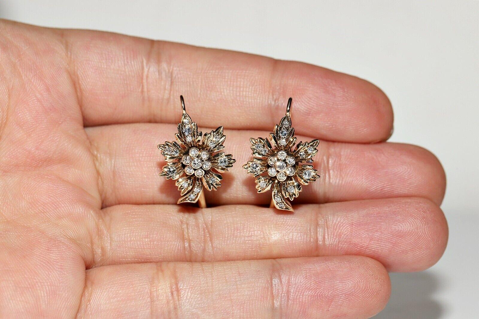 Retro Vintage Circa 1970s 14k Gold Natural Diamond Decorated Leaf Earring  For Sale