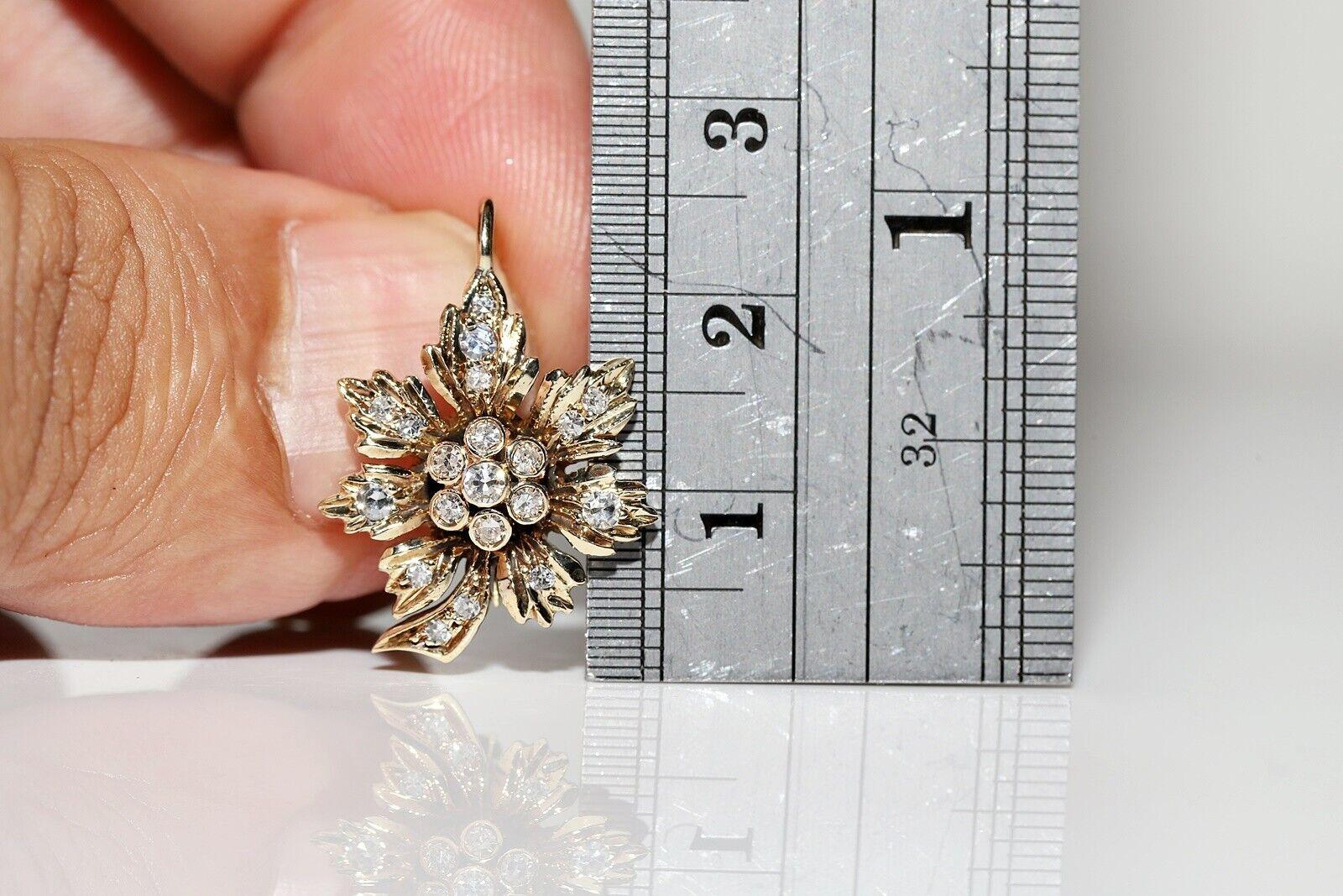 Vintage Circa 1970er Jahre 14k Gold Natürlicher Diamant Dekorierter Blatt-Ohrring  Damen im Angebot