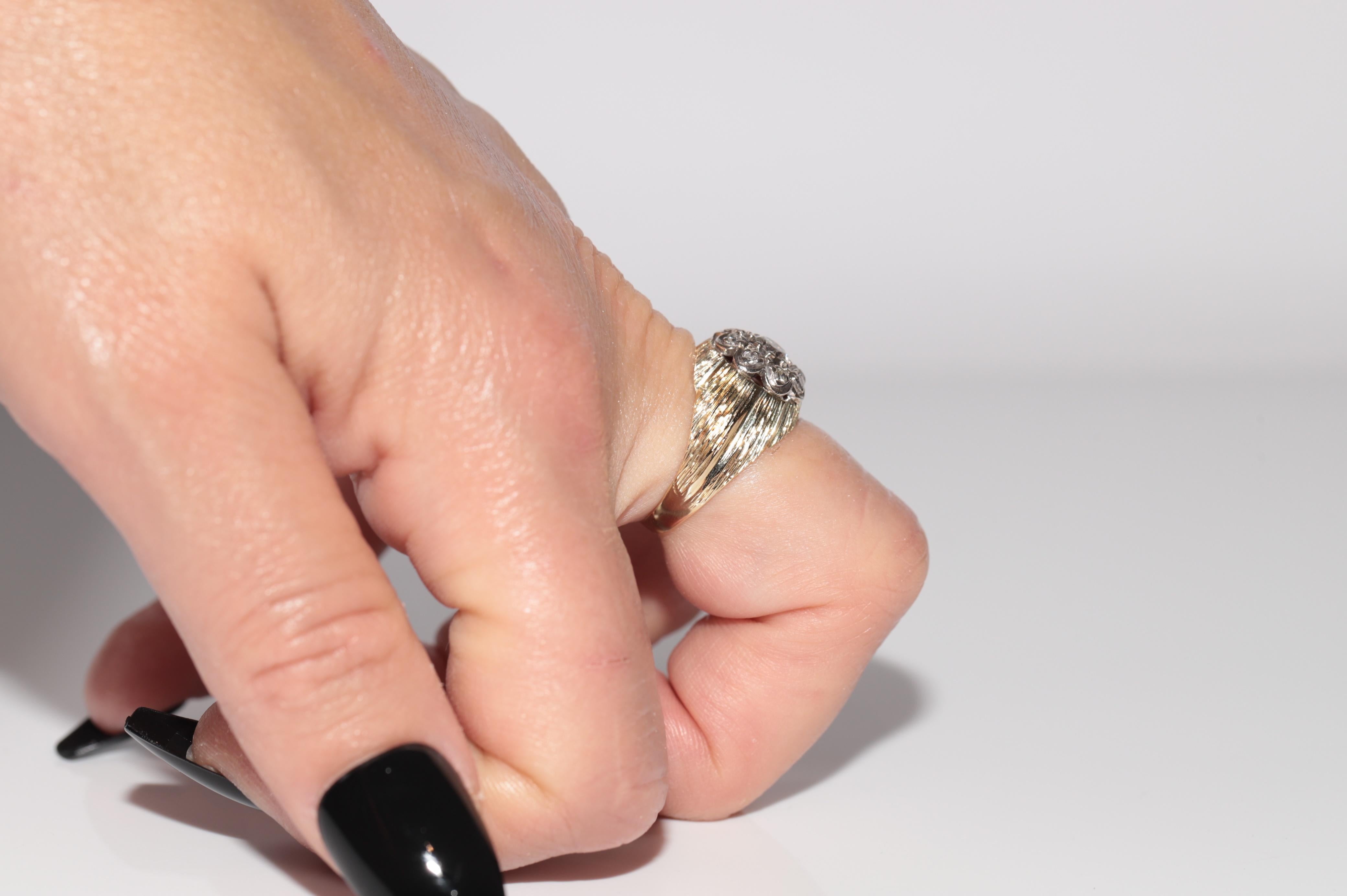 Vintage Circa 1970er Jahre 14k Gold Natürlicher Diamant Dekorierter Ring im Angebot 8