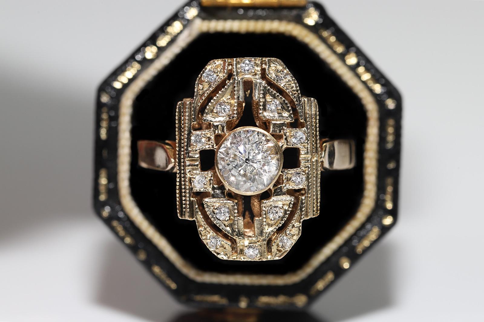 In sehr gutem Zustand.
Das Gesamtgewicht beträgt 5.5 Gramm.
Insgesamt ist der Hauptstein 0.87 ct.
Der Hauptdiamant hat die Reinheit I und die Farbe Pique.
Insgesamt ist Seite Diamant 0,13 ct.
Der Diamant ist G-H Farbe und vvs-vs Klarheit.
Ringgröße