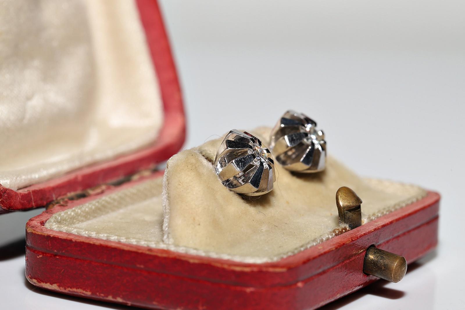 Vintage Circa 1970er Jahre 14k Gold Natürlicher Diamant Dekorierter Solitär Ohrring (Retro) im Angebot