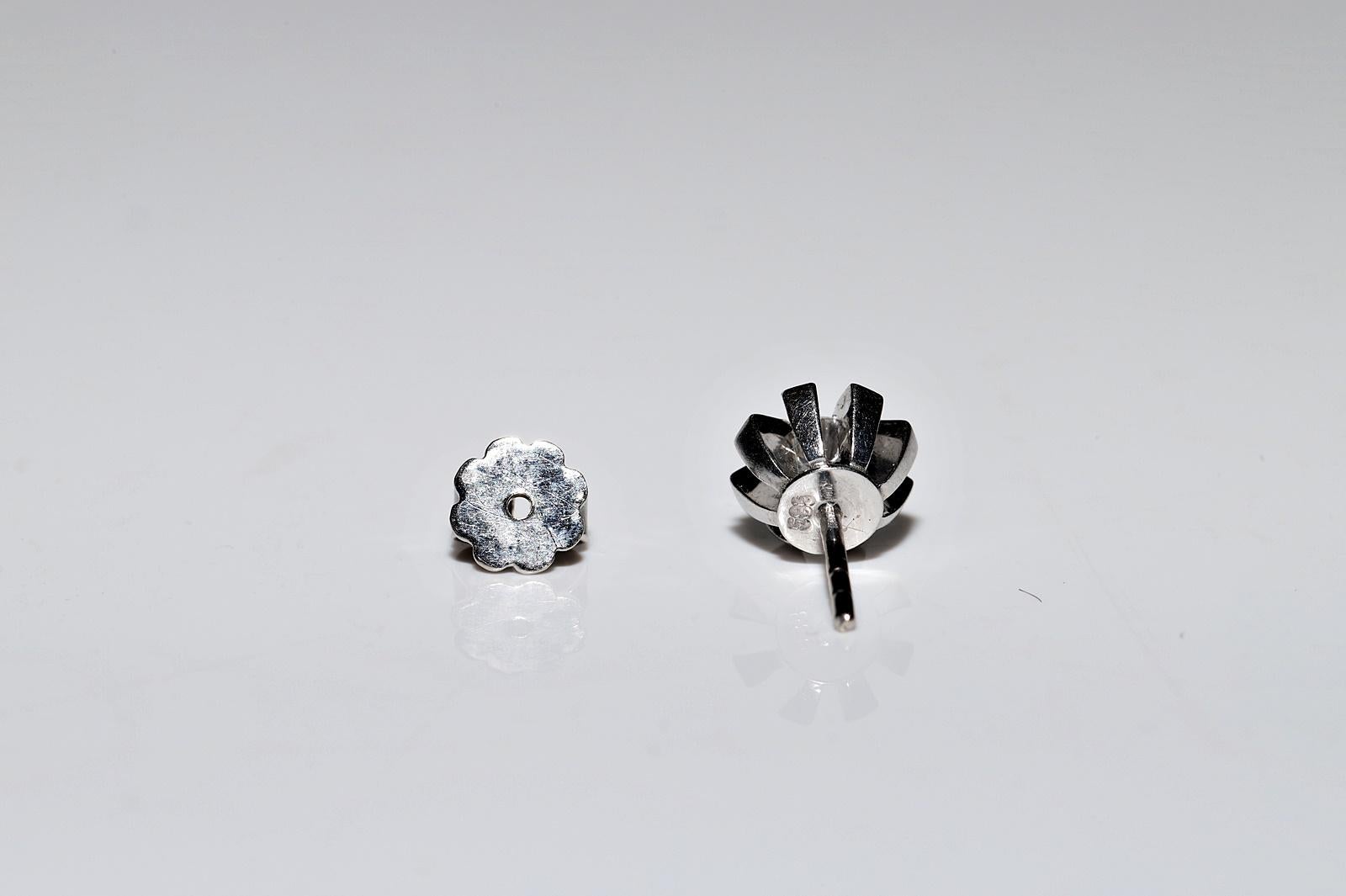 Vintage Circa 1970er Jahre 14k Gold Natürlicher Diamant Dekorierter Solitär Ohrring im Angebot 2