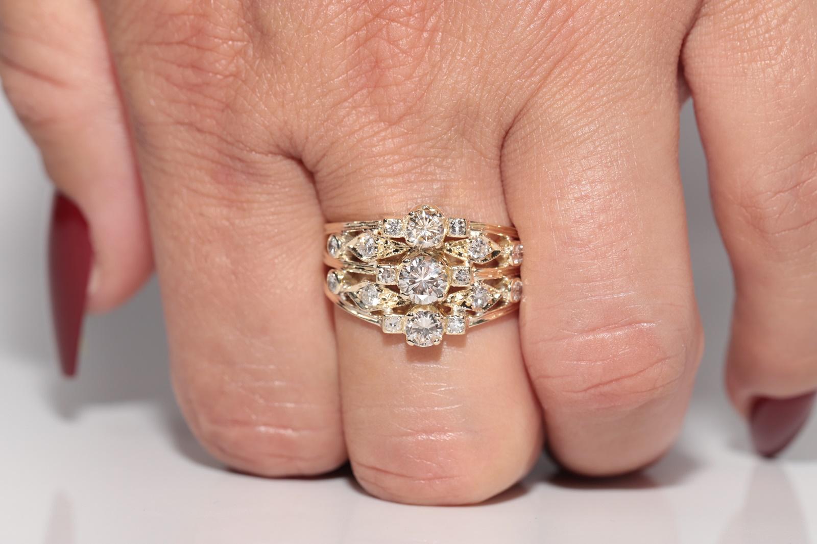 Vintage CIRCA 1970er Jahre 14k Gold natürlichen Diamanten verziert drei Stein Ring (Brillantschliff) im Angebot