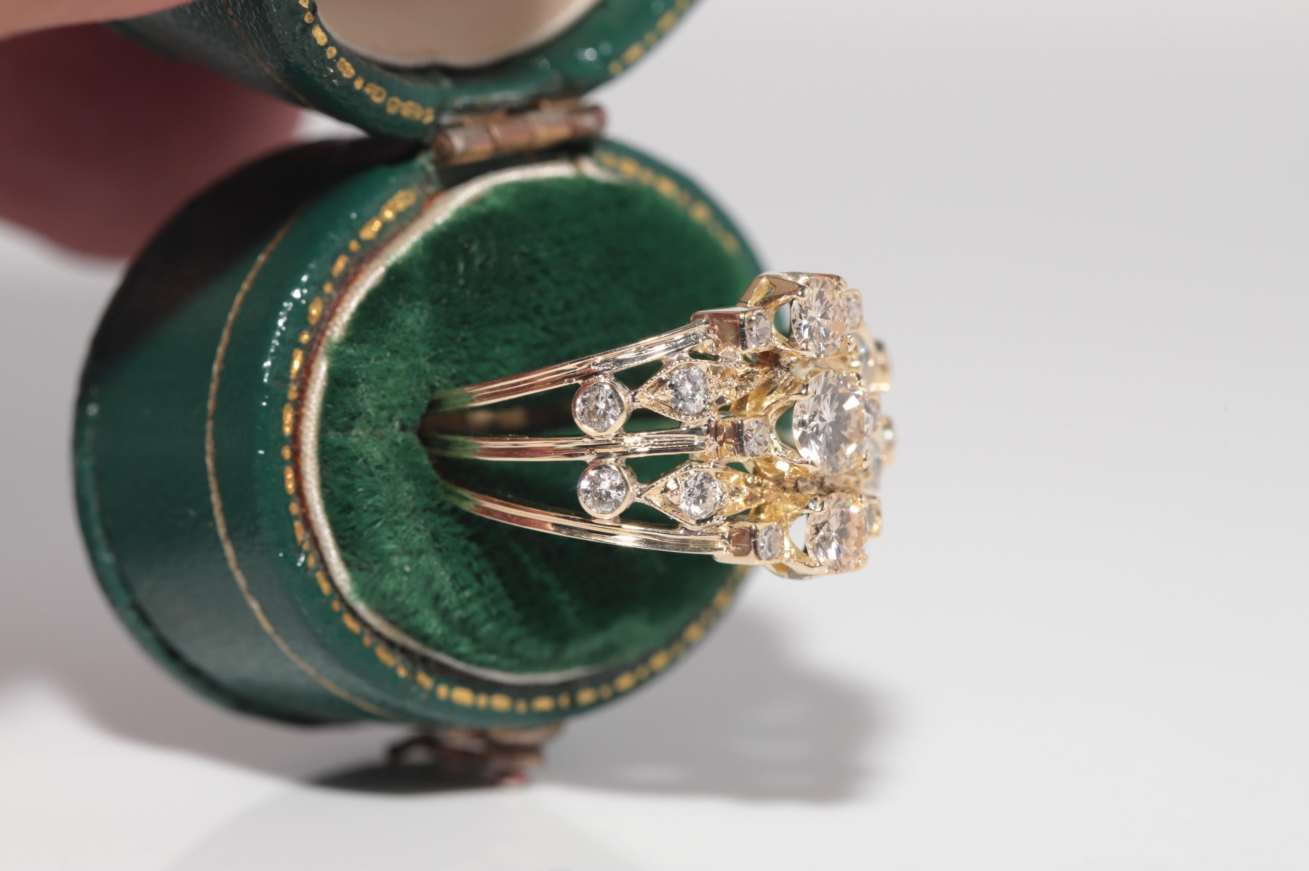 Vintage CIRCA 1970er Jahre 14k Gold natürlichen Diamanten verziert drei Stein Ring im Angebot 1