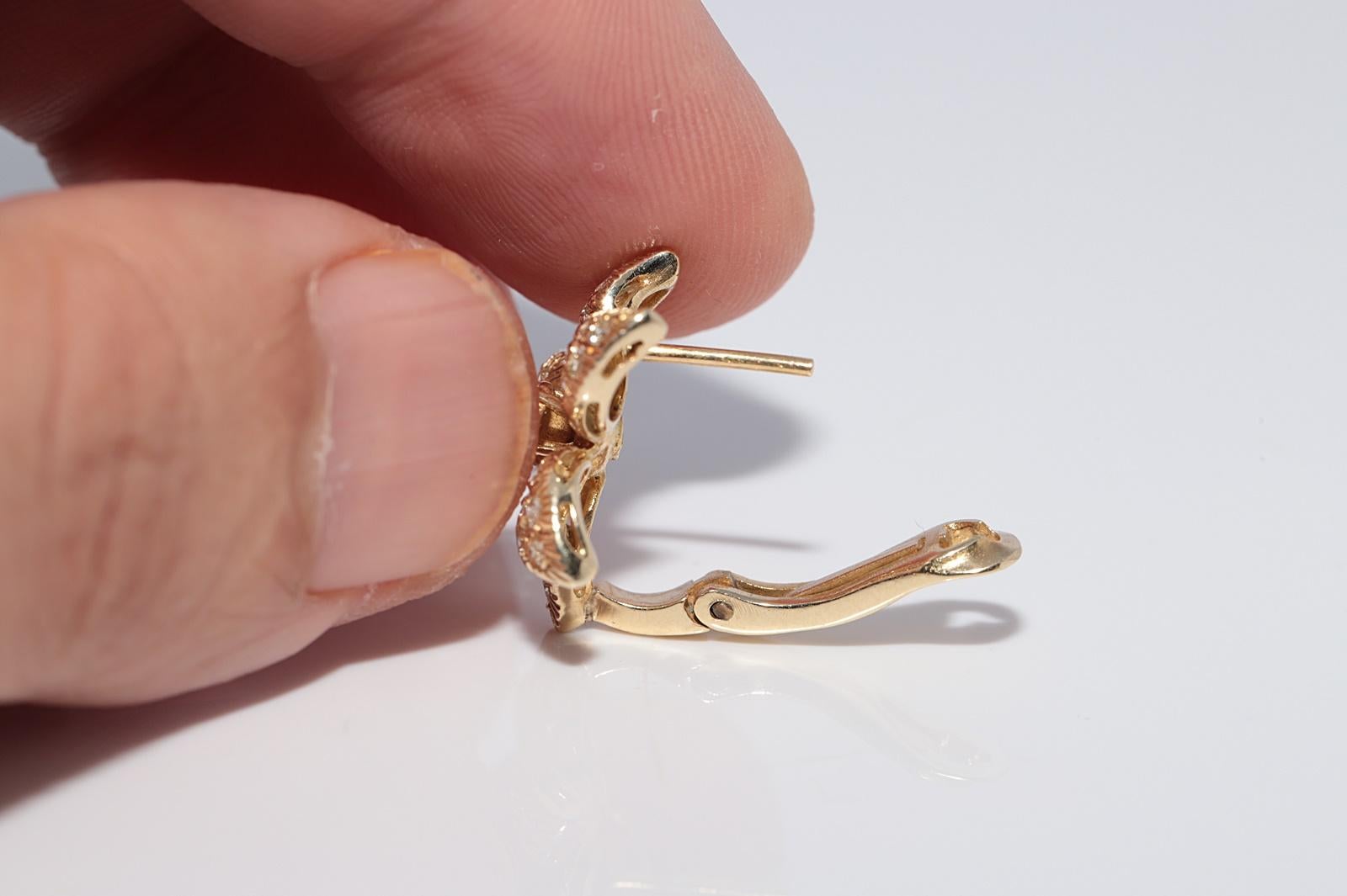 Orecchino a fiore con diamante naturale Omega Back in oro 14k CIRCA 1970 in vendita 4