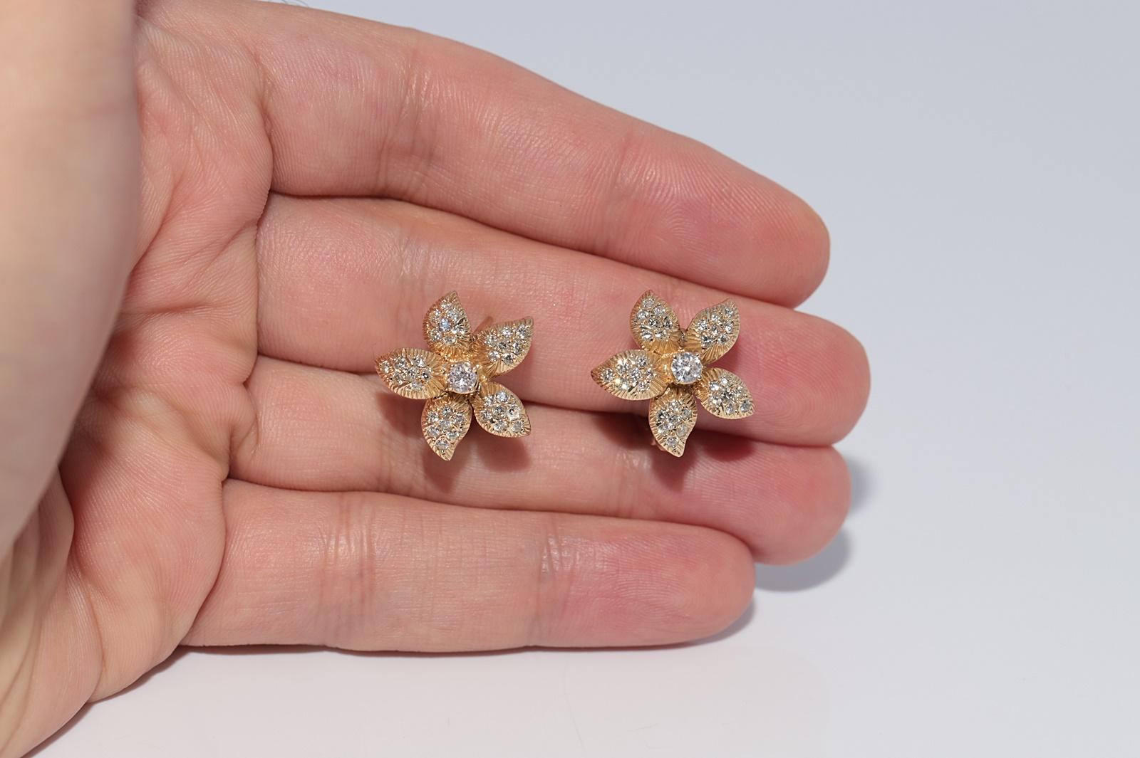 Orecchino a fiore con diamante naturale Omega Back in oro 14k CIRCA 1970 in vendita 5