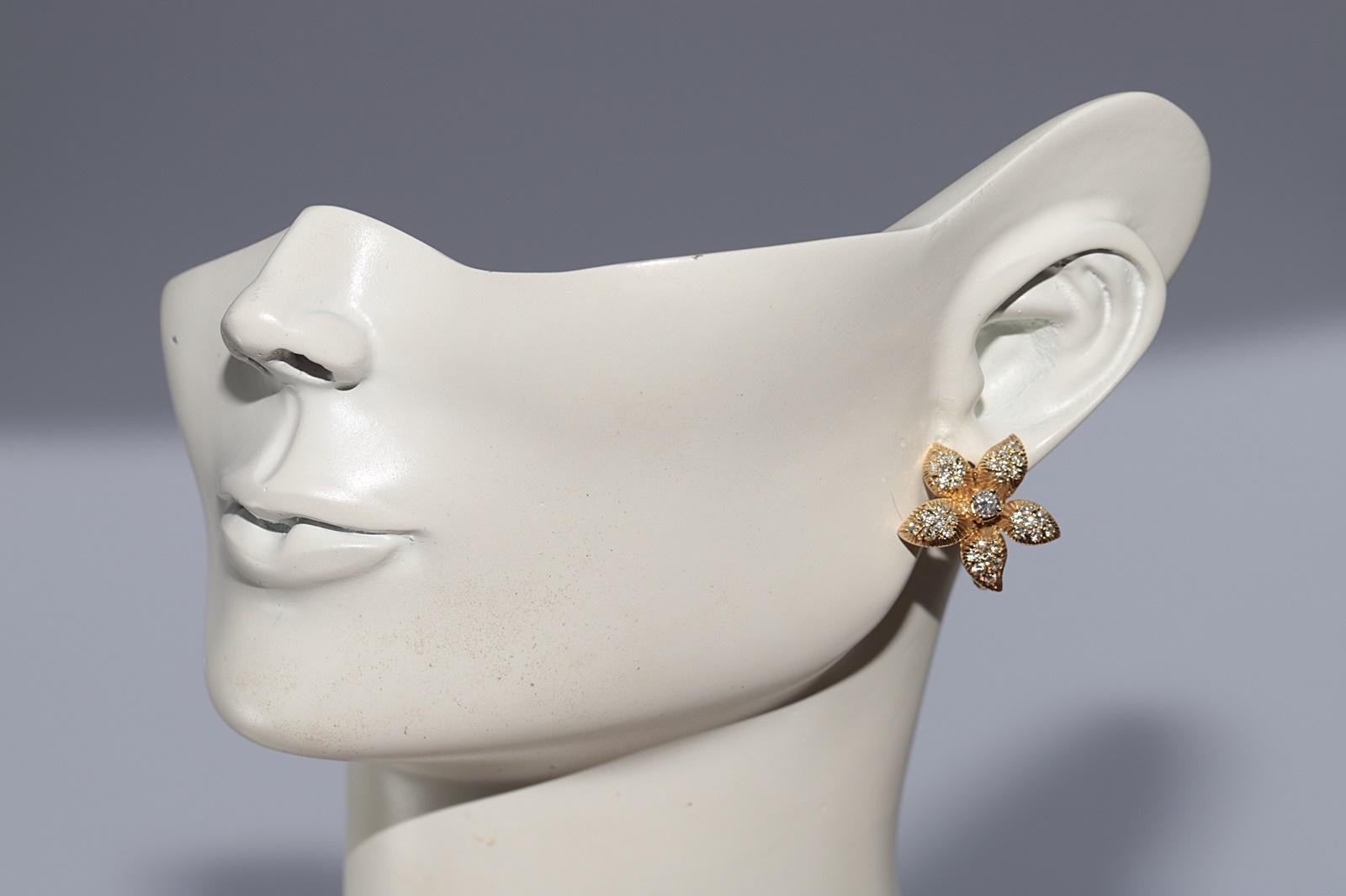 Orecchino a fiore con diamante naturale Omega Back in oro 14k CIRCA 1970 in vendita 9