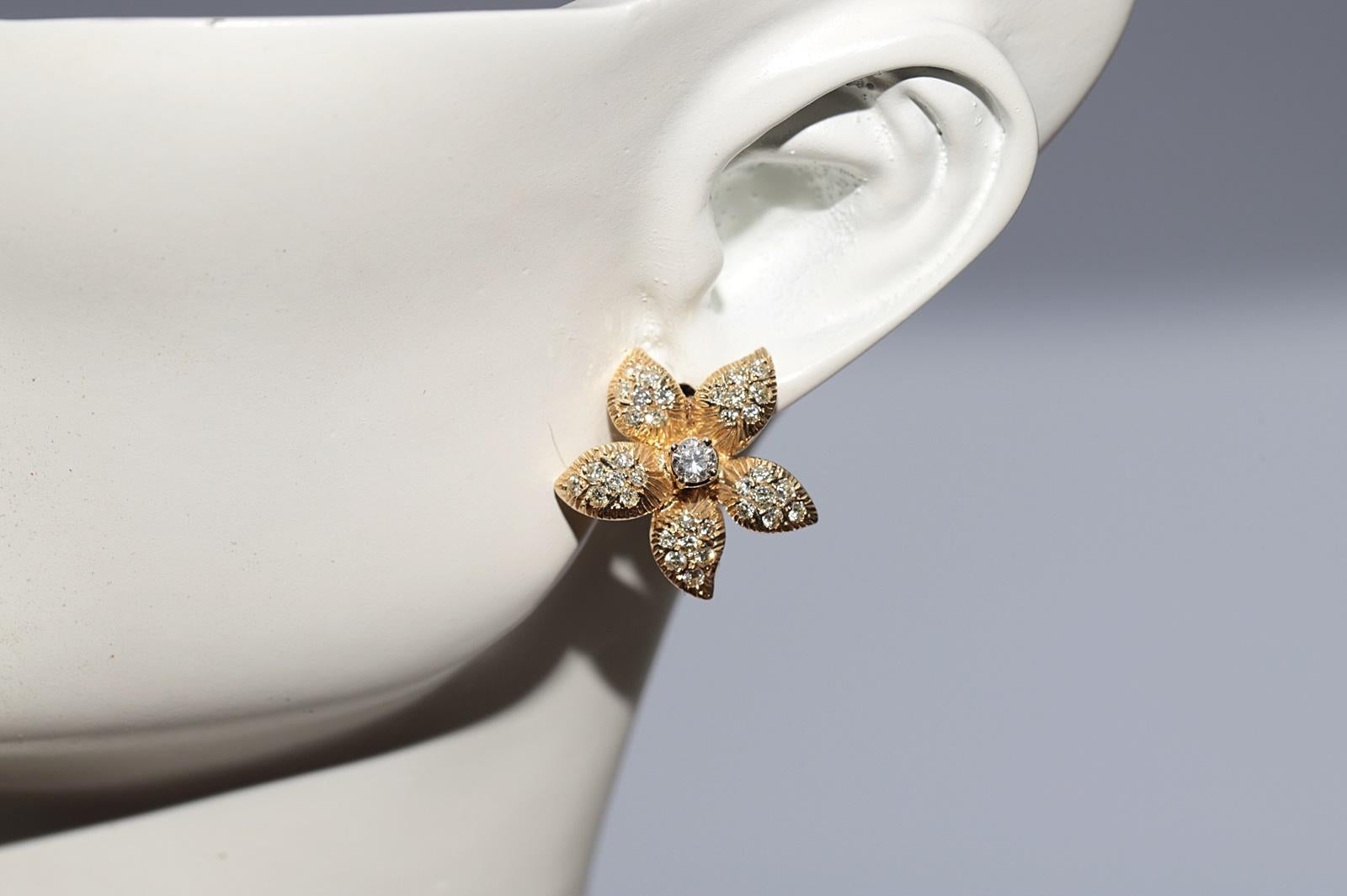 Orecchino a fiore con diamante naturale Omega Back in oro 14k CIRCA 1970 in vendita 10