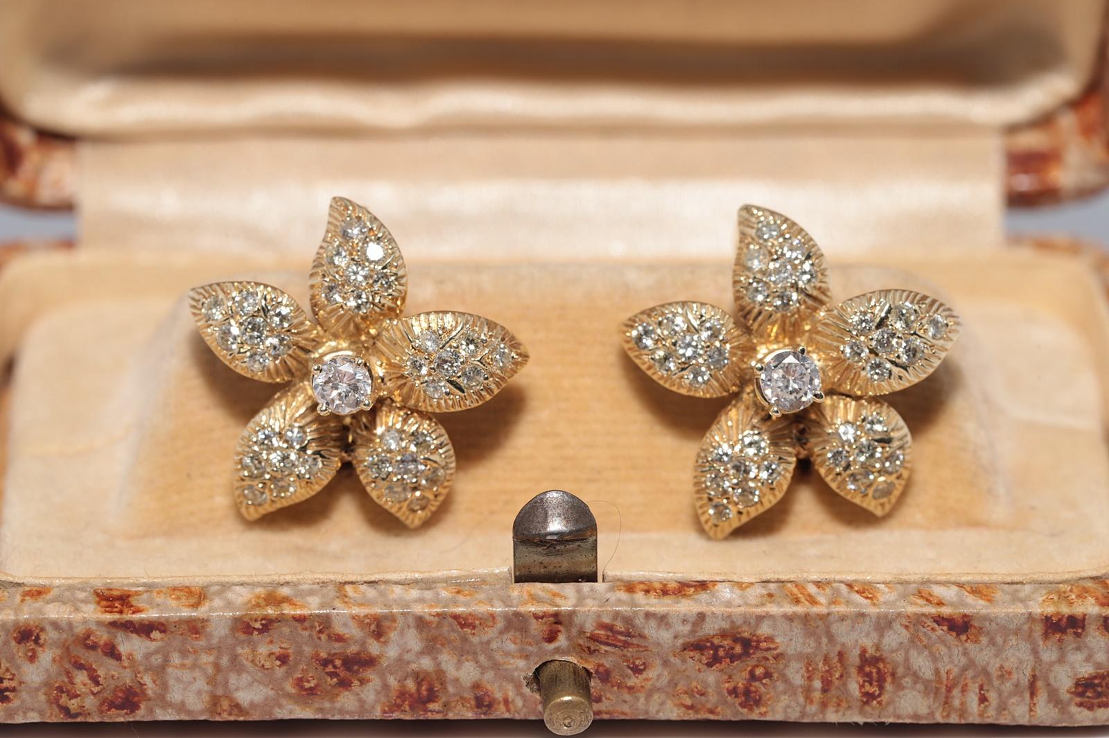 In ottime condizioni.
Il peso totale è di 9 grammi.
Totalmente è un diamante da 1,50 ct.
Il diamante ha colore G-H e purezza vs1-s1.
La scatola non è inclusa.
Per qualsiasi domanda, contattaci.