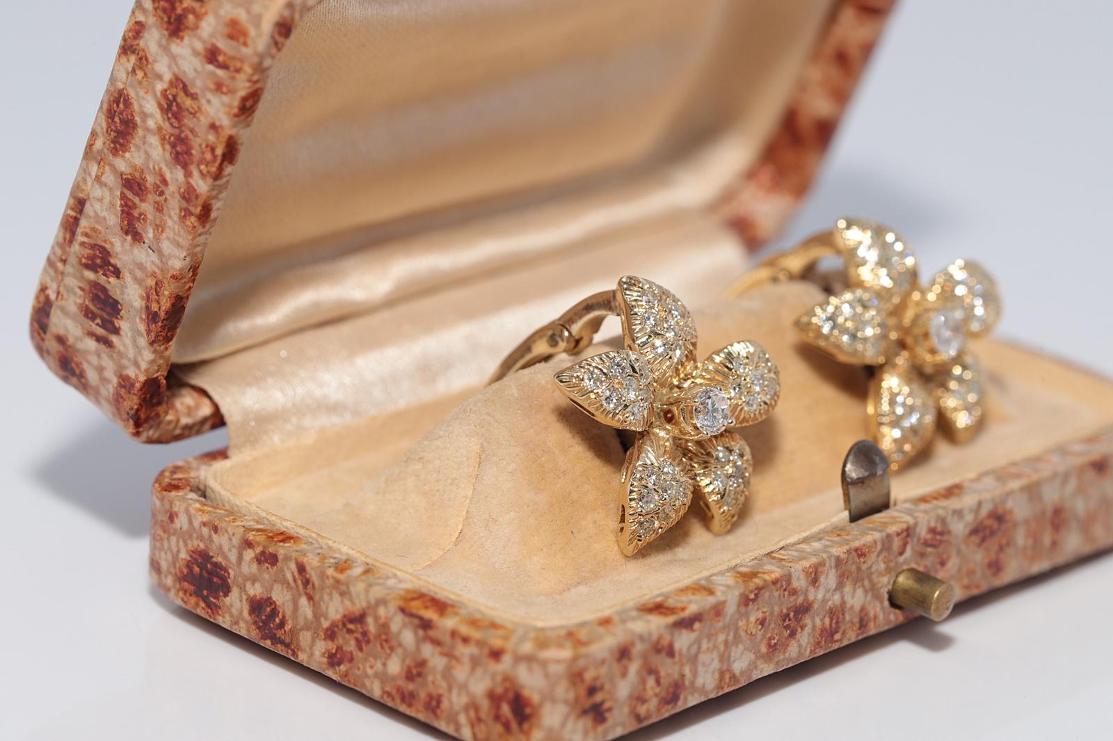 Artigiano Orecchino a fiore con diamante naturale Omega Back in oro 14k CIRCA 1970 in vendita