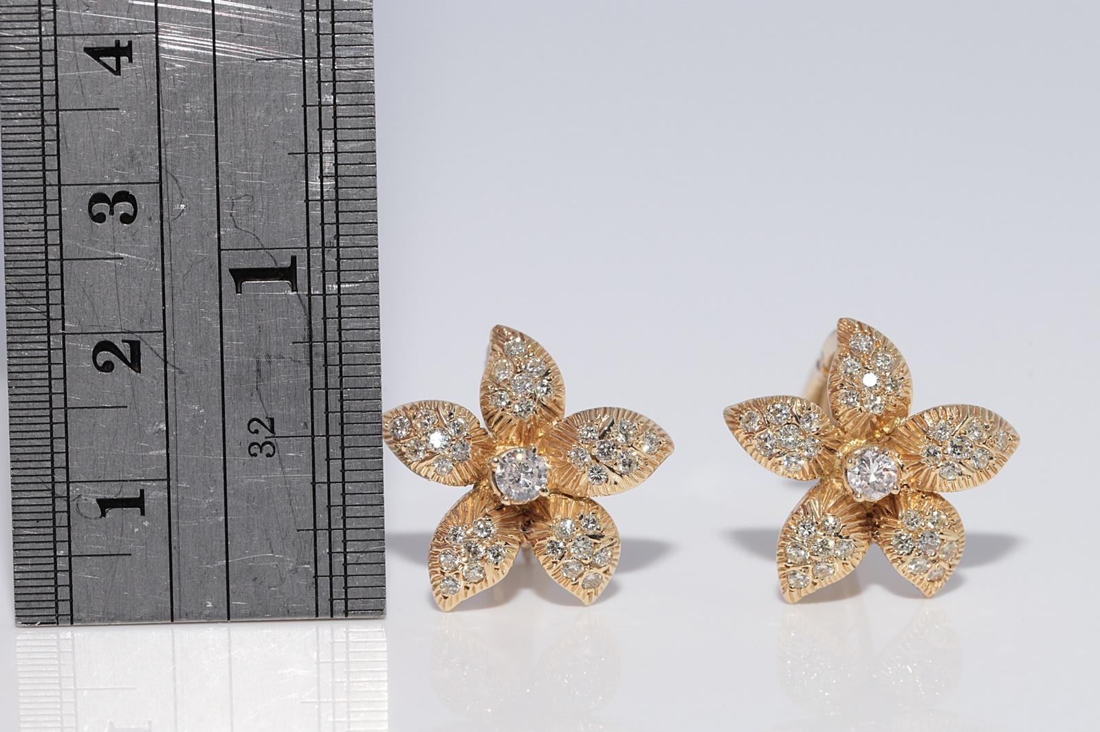 Orecchino a fiore con diamante naturale Omega Back in oro 14k CIRCA 1970 In condizioni buone in vendita a Fatih/İstanbul, 34