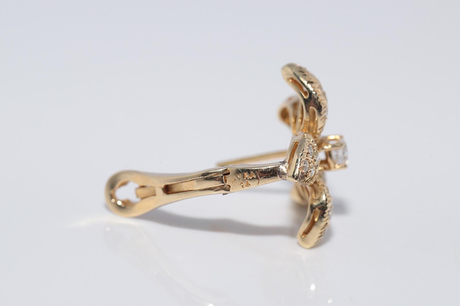 Donna Orecchino a fiore con diamante naturale Omega Back in oro 14k CIRCA 1970 in vendita