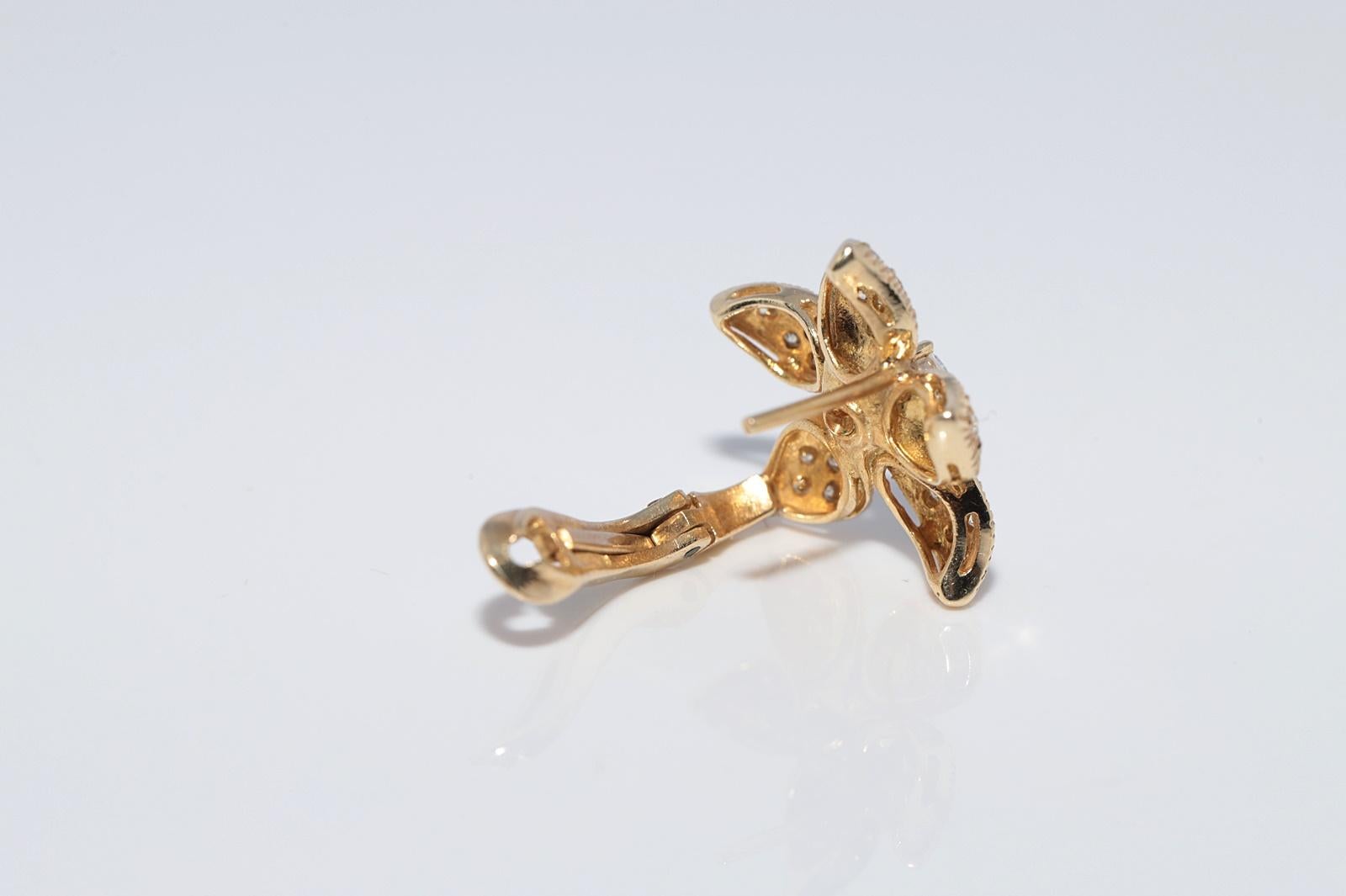 Orecchino a fiore con diamante naturale Omega Back in oro 14k CIRCA 1970 in vendita 2