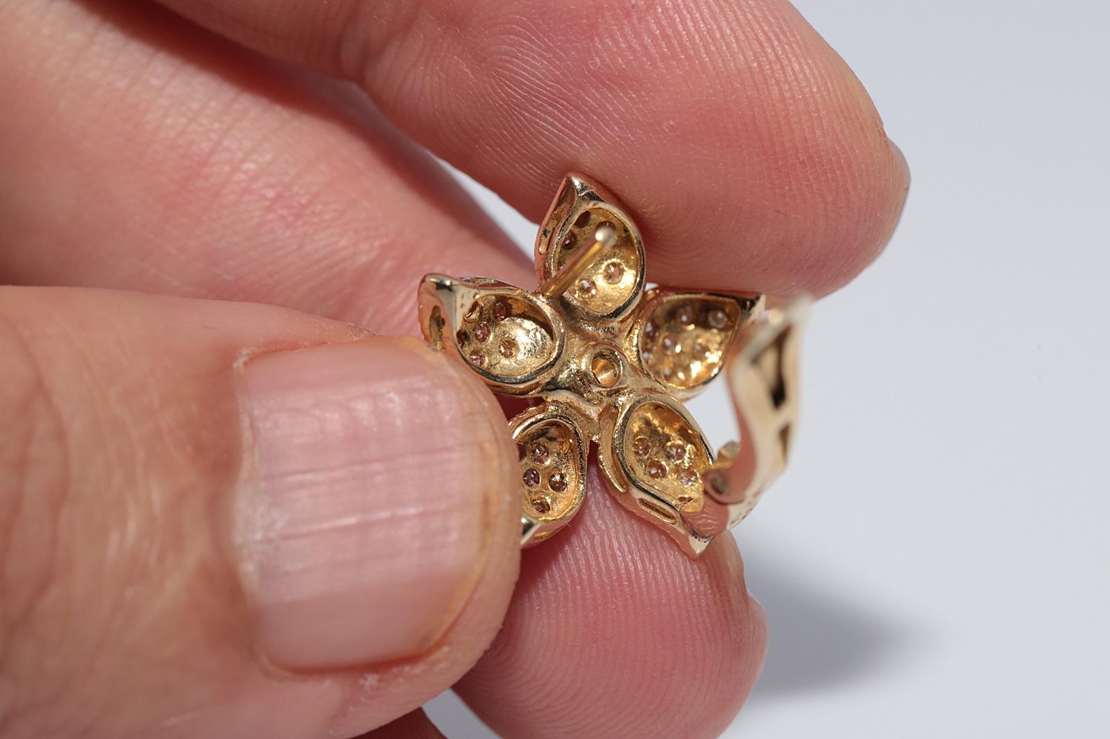 Orecchino a fiore con diamante naturale Omega Back in oro 14k CIRCA 1970 in vendita 3