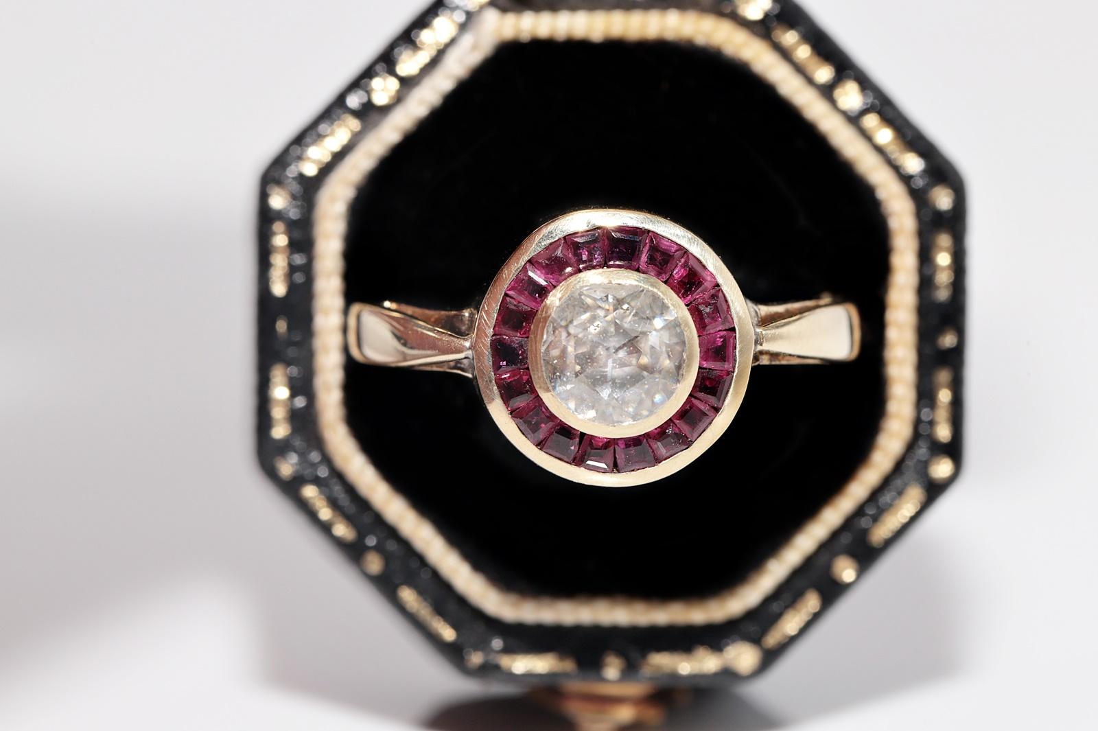 
In ottime condizioni.
Il peso totale è di 4,7 grammi.
Il diamante principale è di 0,35 carati.
Il diamante ha colore H e purezza s1.
Totalmente è un rubino da 0,50 carati.
La misura dell'anello è US 7
Possiamo realizzare qualsiasi dimensione.
La