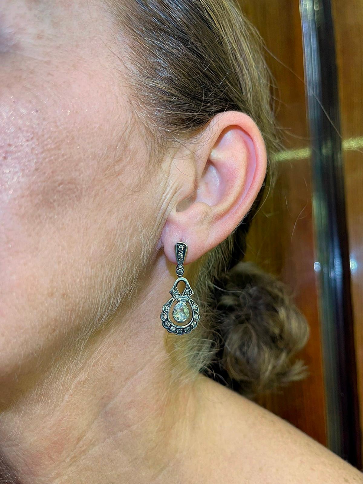 Circa 1970er Jahre  14k Gold Top Silber Natürlicher Diamant Dekorierter Tropfenohrring im Angebot 13