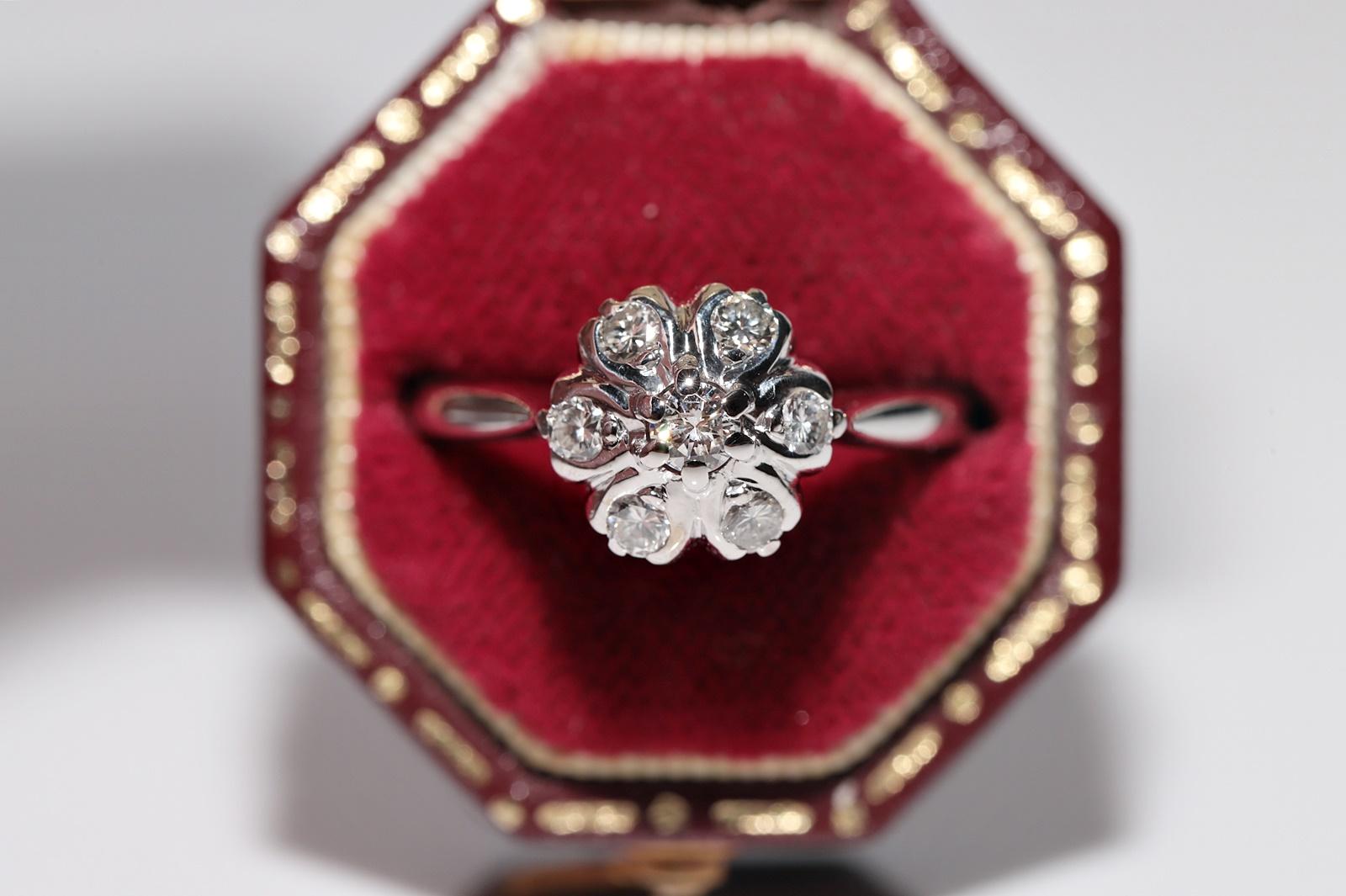In sehr gutem Zustand.
Das Gesamtgewicht beträgt 2.8 Gramm.
Insgesamt ist Diamant 0,35 ct.
Der Diamant ist G-H Farbe und vvs-vs Klarheit.
Ringgröße ist US 7
Wir können jede Größe herstellen.
Die Box ist nicht enthalten.
Bitte kontaktieren Sie uns