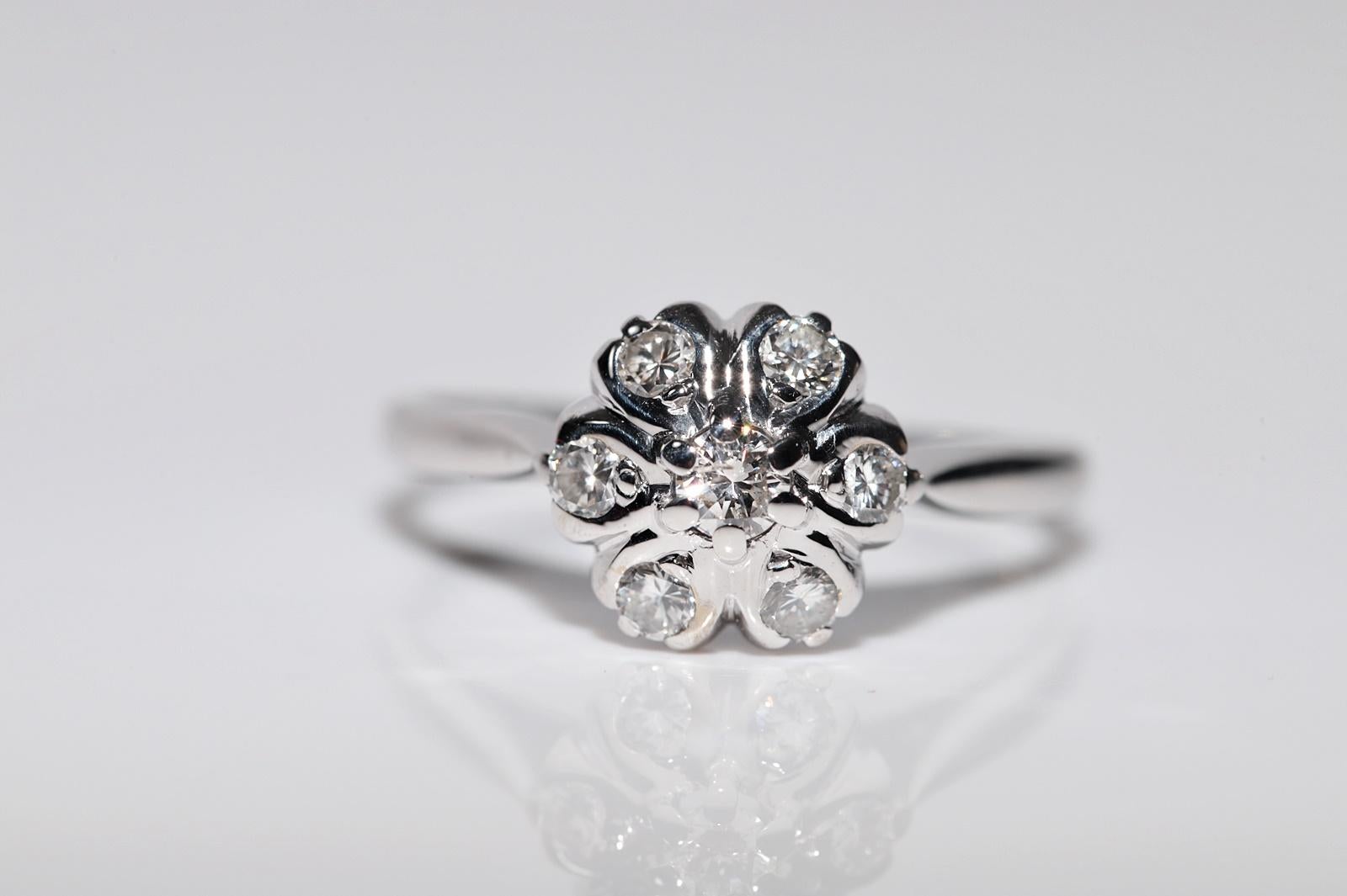 Vintage Circa 1970er Jahre 14k Weiß  Gold Natürlicher Diamant Dekorierter Hübscher Ring (Brillantschliff) im Angebot