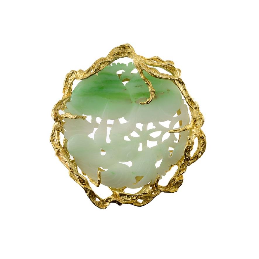 Vintage CIRCA 1970's Genuine Large Green and White Jade Carving, umgeben von einem 14KT Gelbgold Handmade Lünette Pin/Anhänger. Dieses atemberaubende Schmuckstück zeigt kunstvolle Jadeschnitzereien in leuchtenden Grün- und Weißtönen, eingefasst in